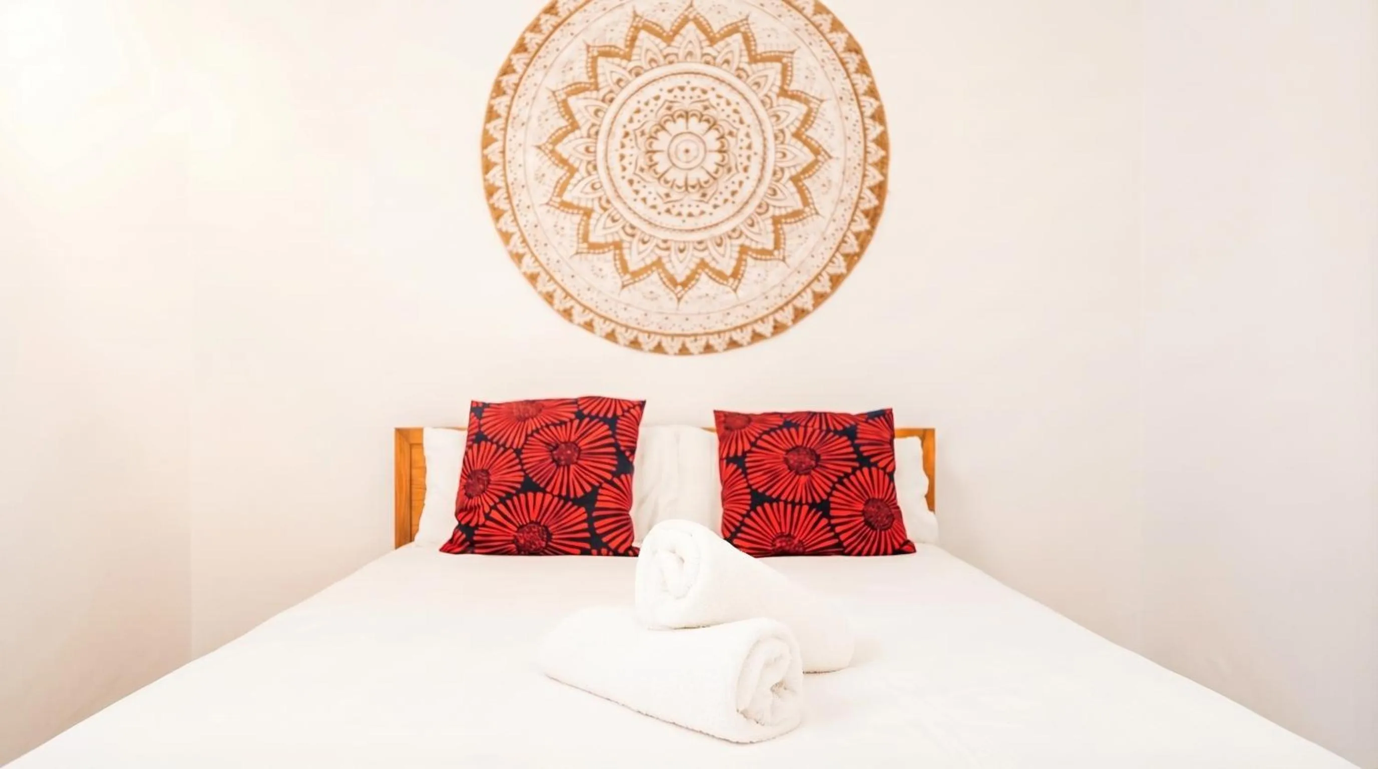 Bed in Oasis in the heart of Seville - 2 BR apt with FREE PARKING