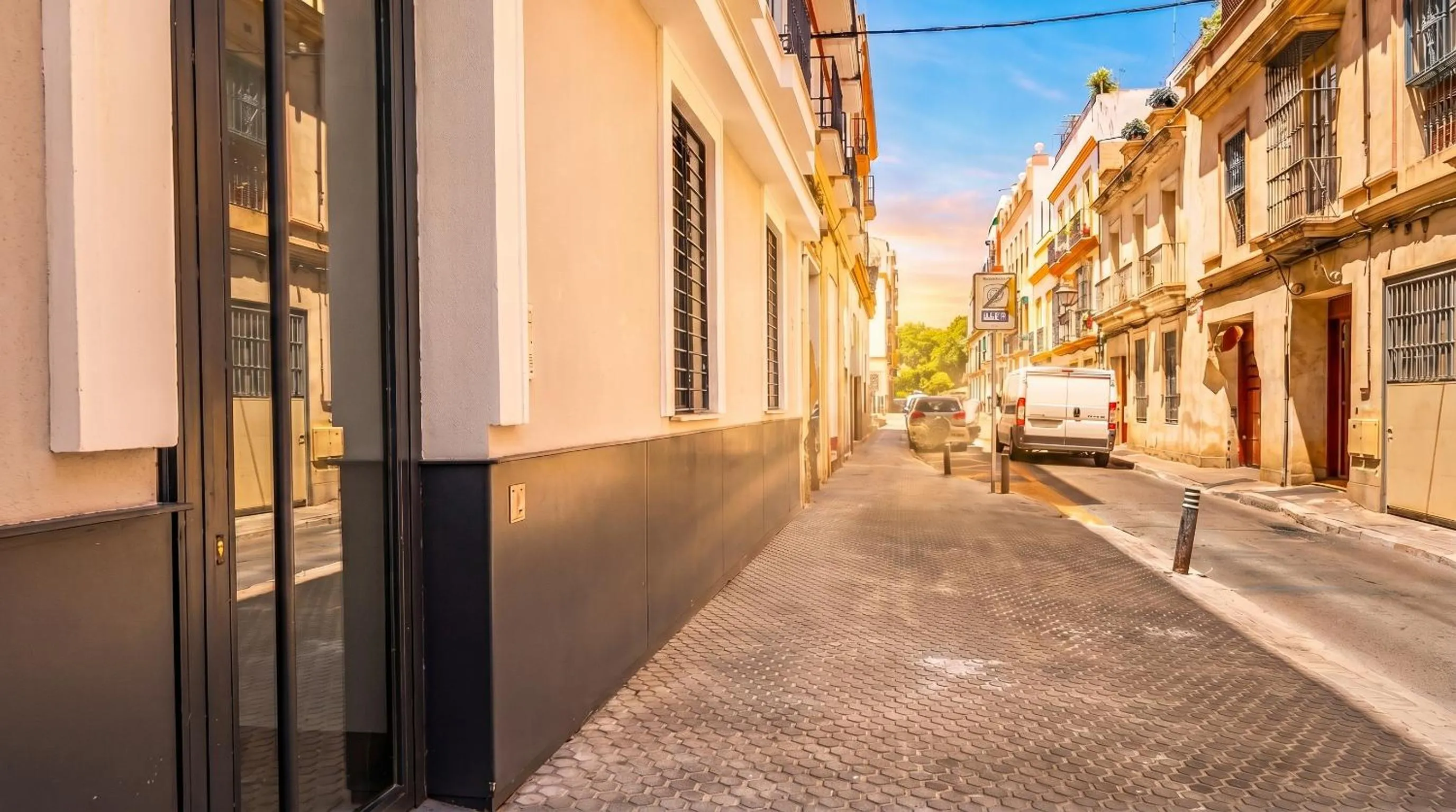 Neighbourhood in Oasis in the heart of Seville - 2 BR apt with FREE PARKING