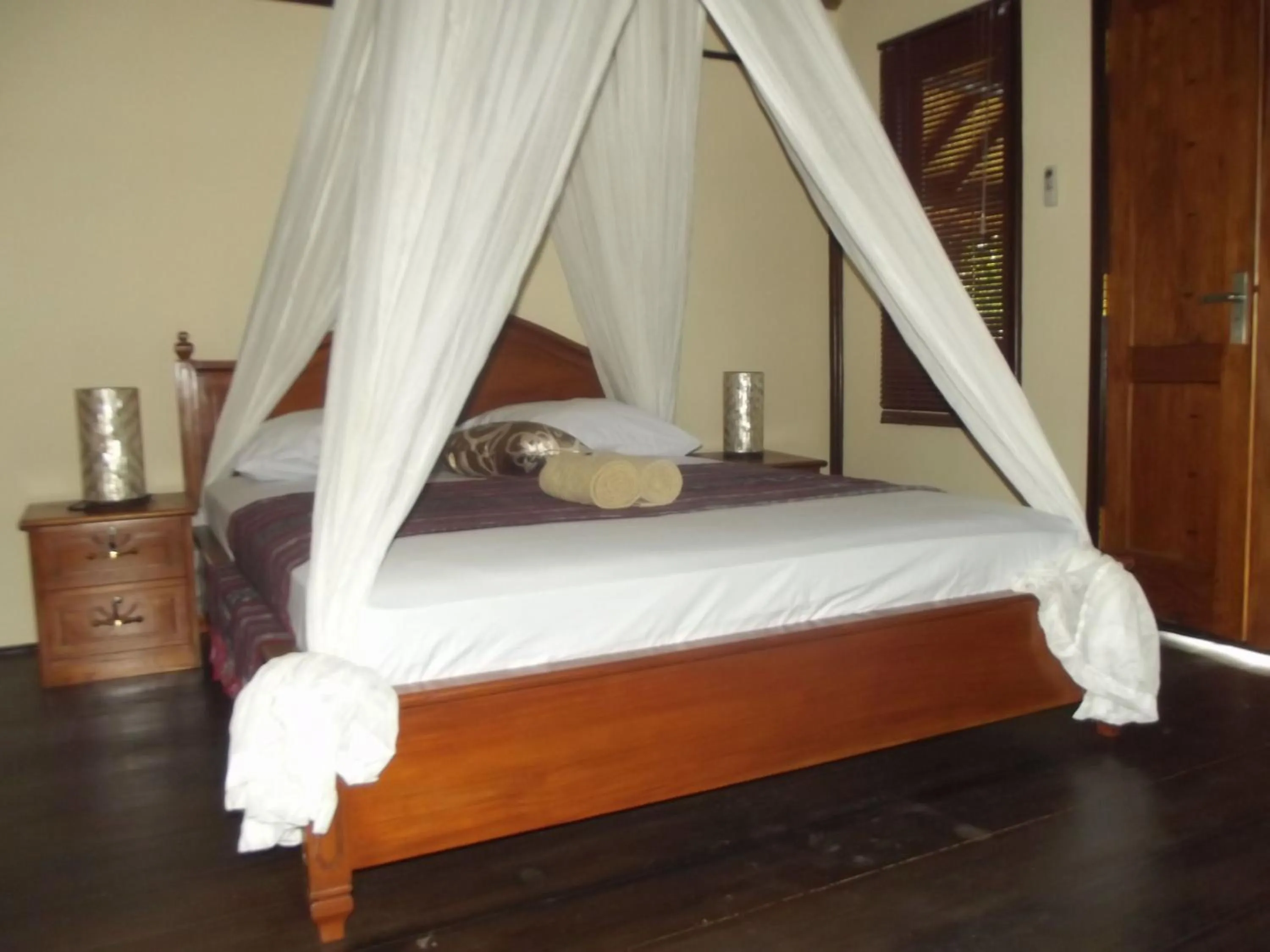 Bedroom, Bed in Gili Flush Harmony