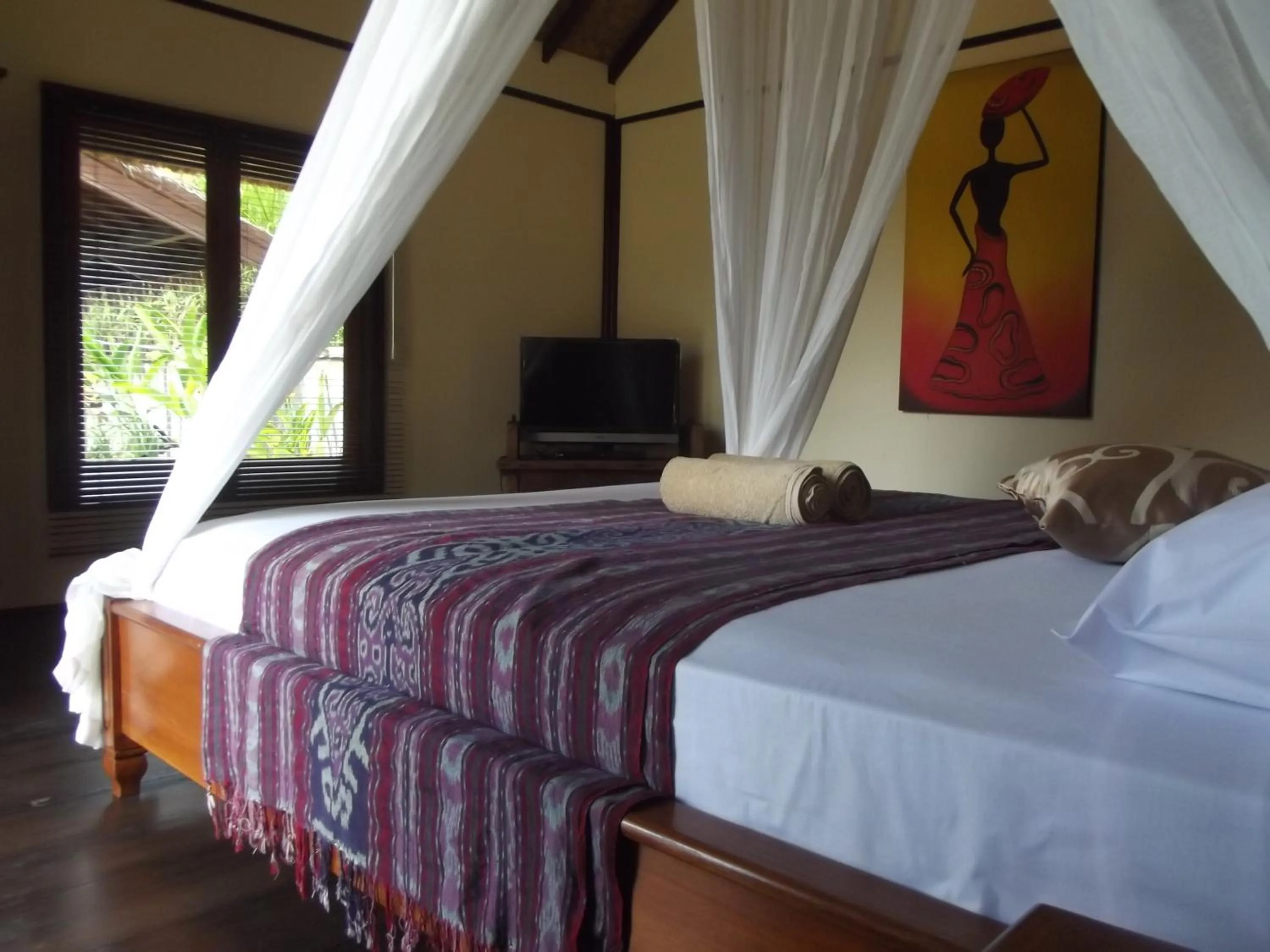 Bedroom, Bed in Gili Flush Harmony