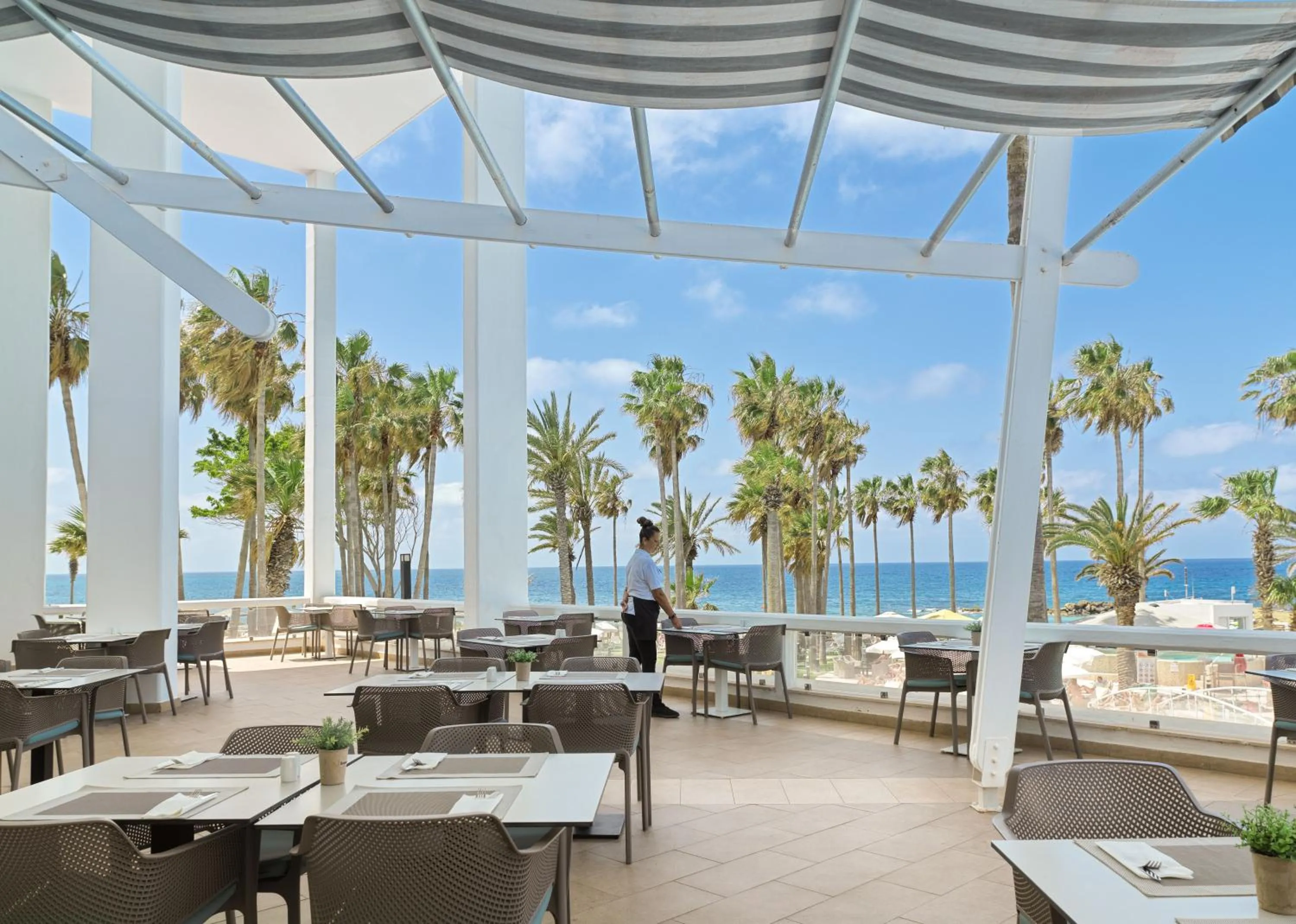 Restaurant/places to eat in Leonardo Plaza Cypria Maris Beach Hotel & Spa