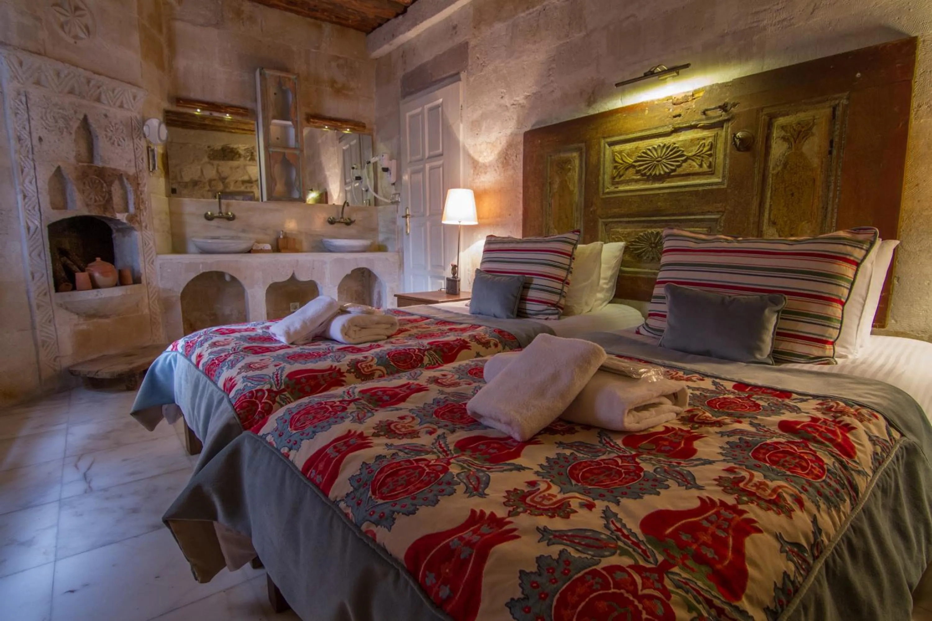 Photo of the whole room, Bed in Rox Cappadocia