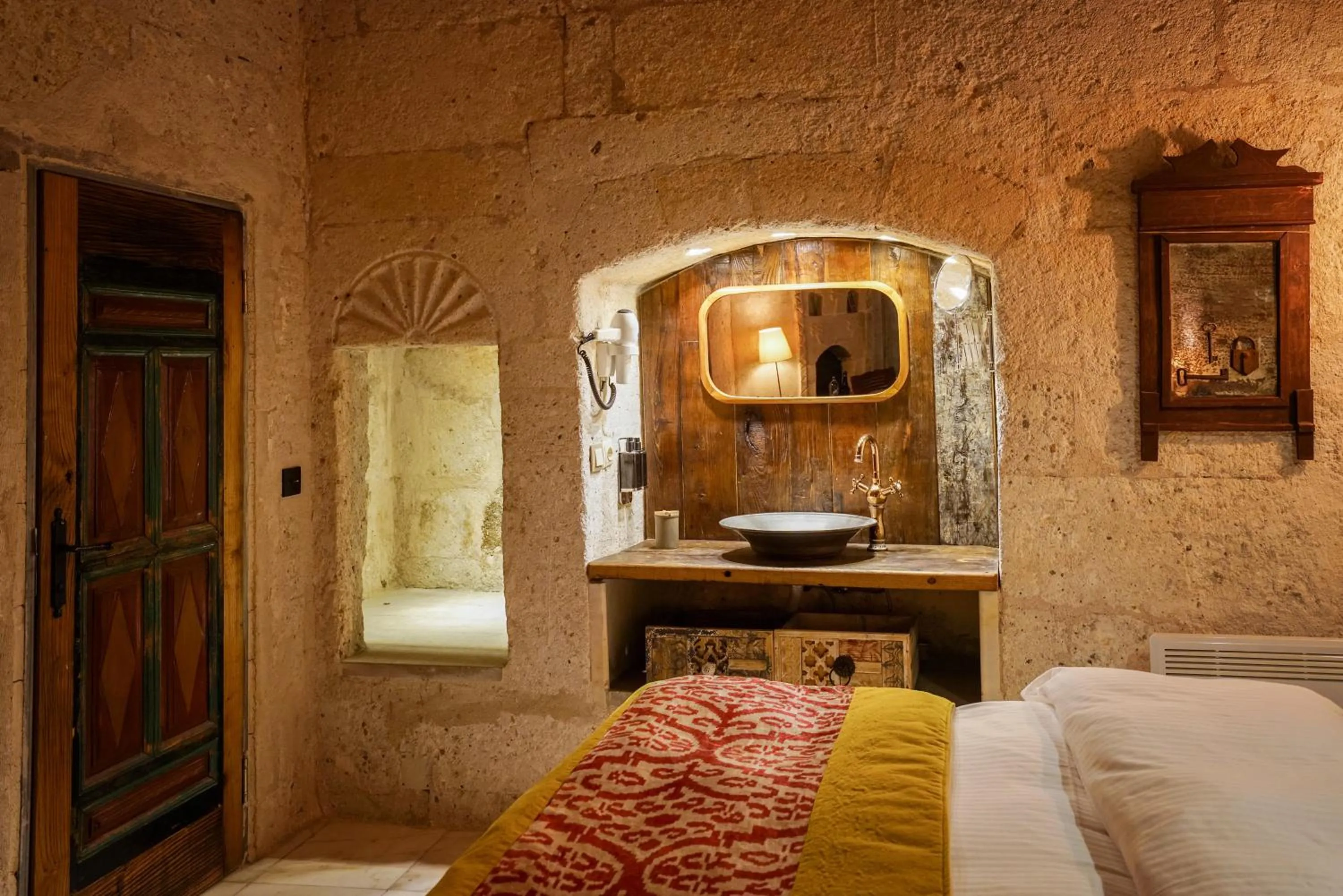 Photo of the whole room, Bed in Rox Cappadocia