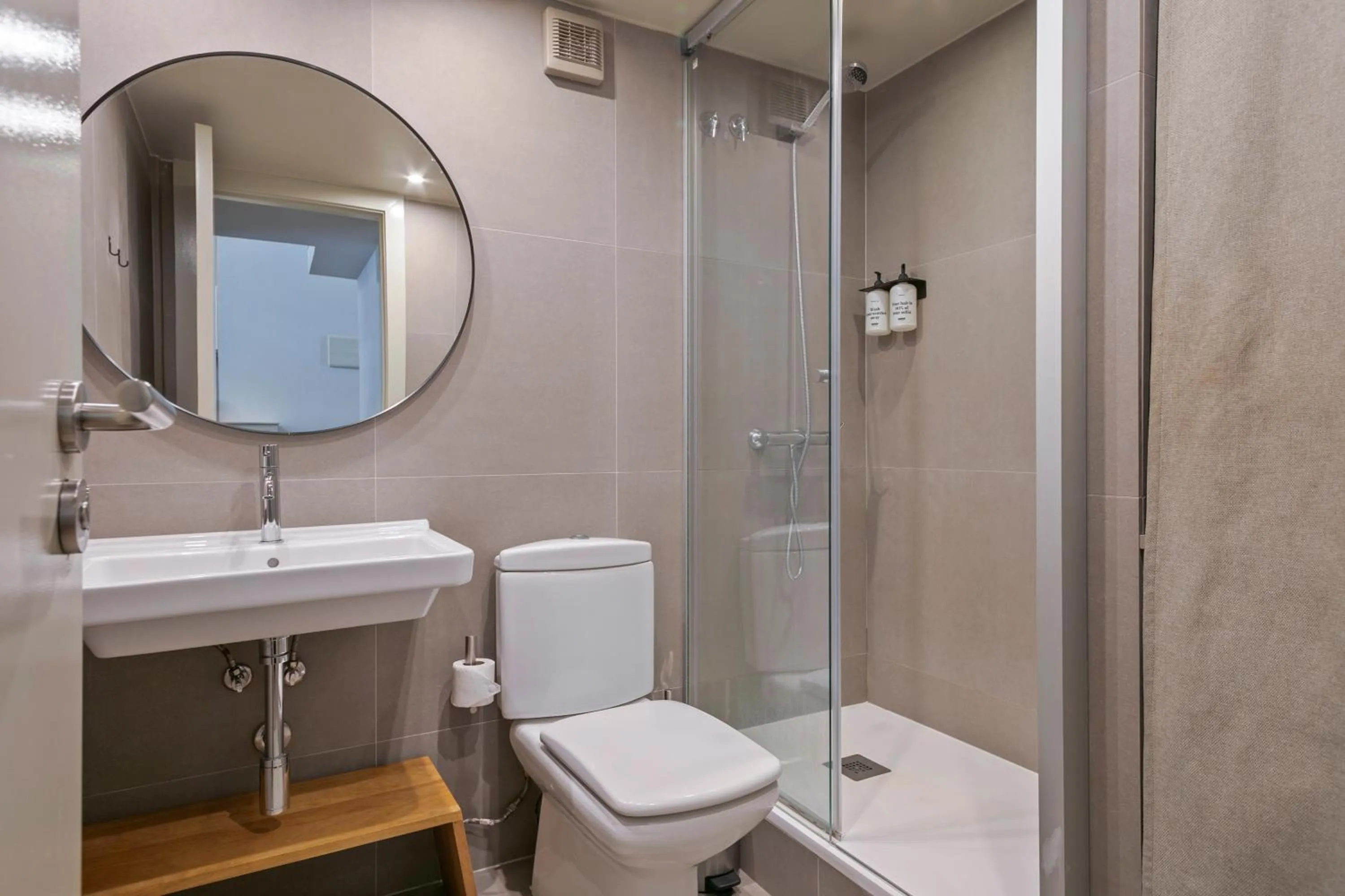 Shower in Uma Suites Barceloneta Beach