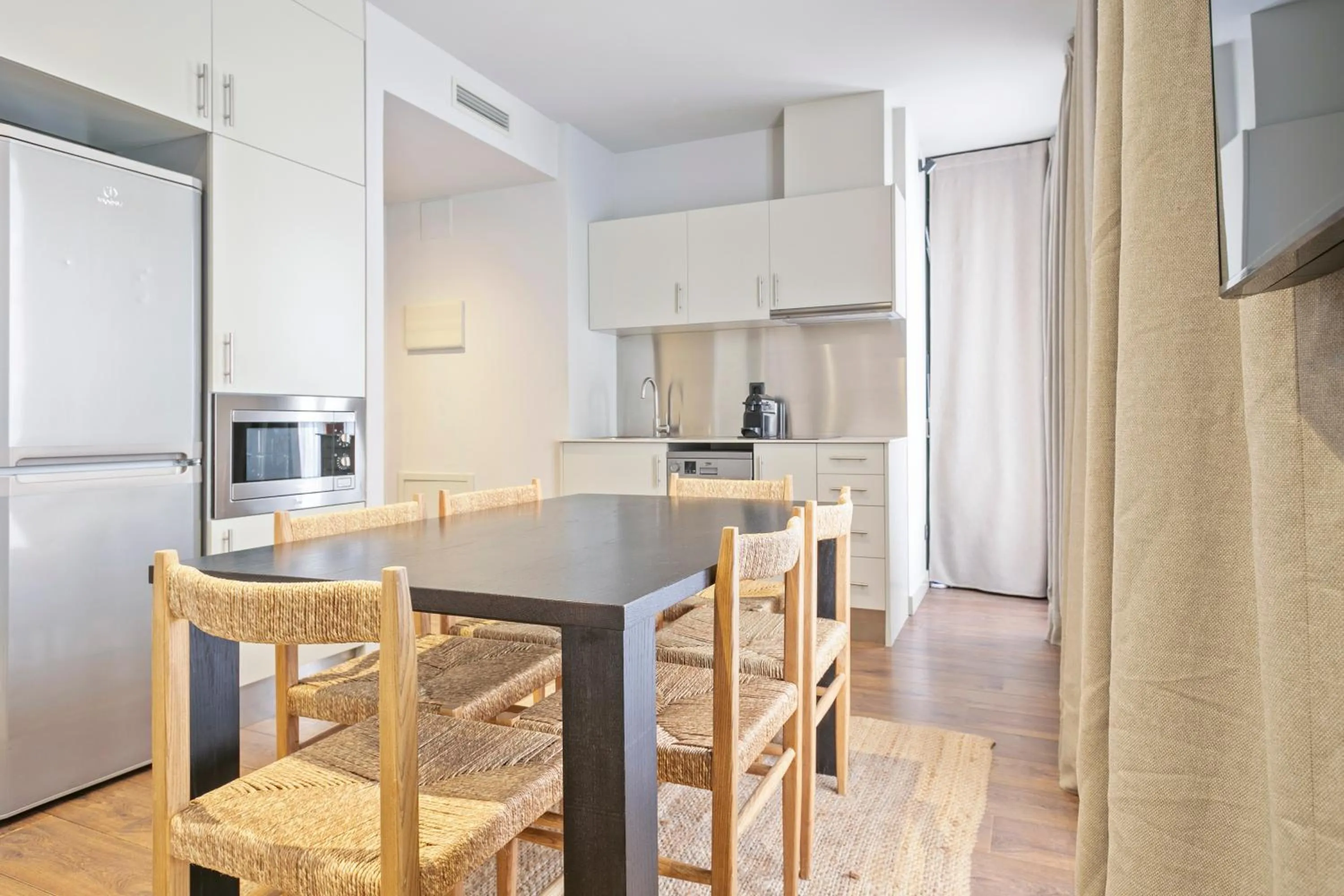 Kitchen or kitchenette in Uma Suites Barceloneta Beach