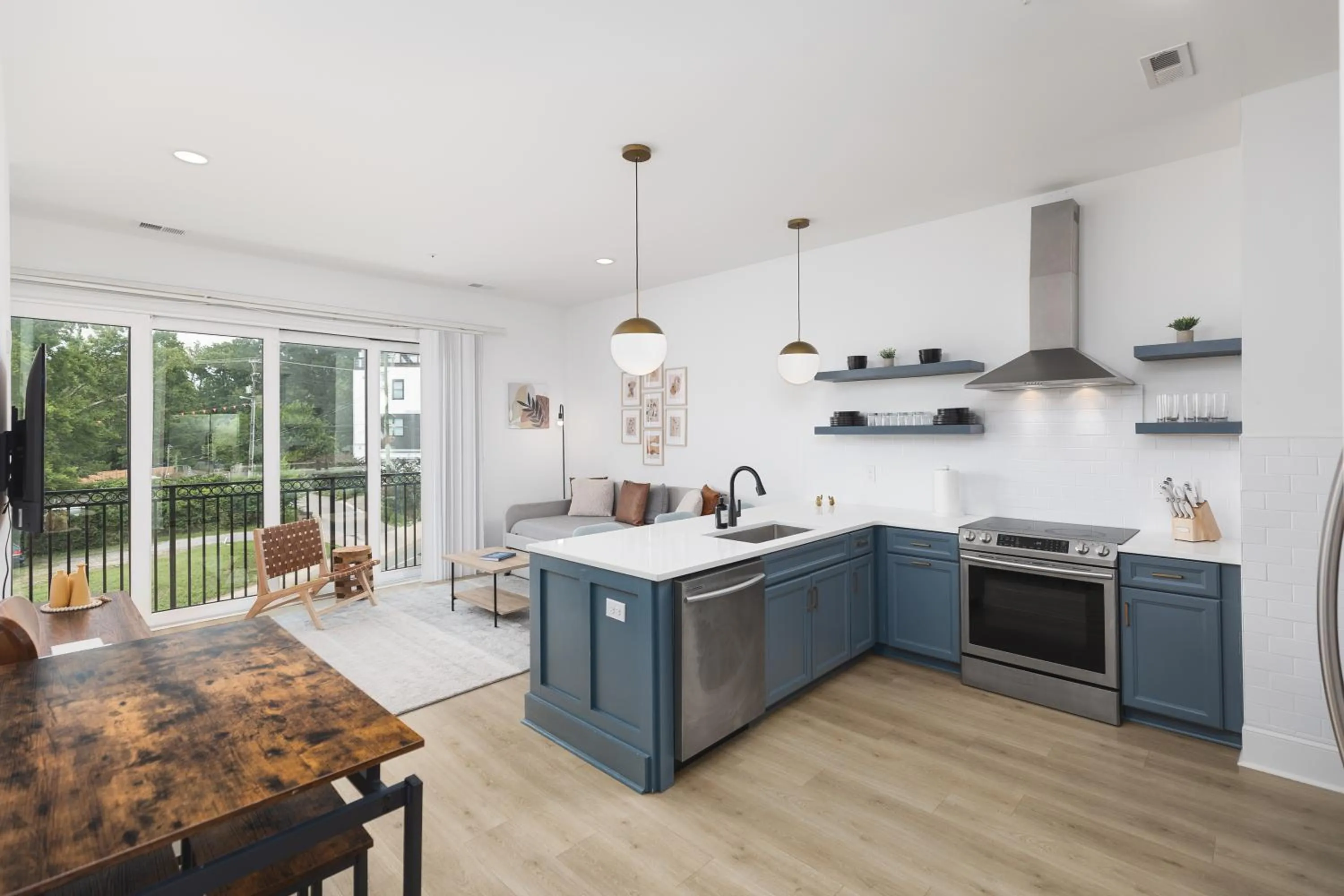 Kitchen or kitchenette in Stunning Spacious Condo near Restaurants & Coffee