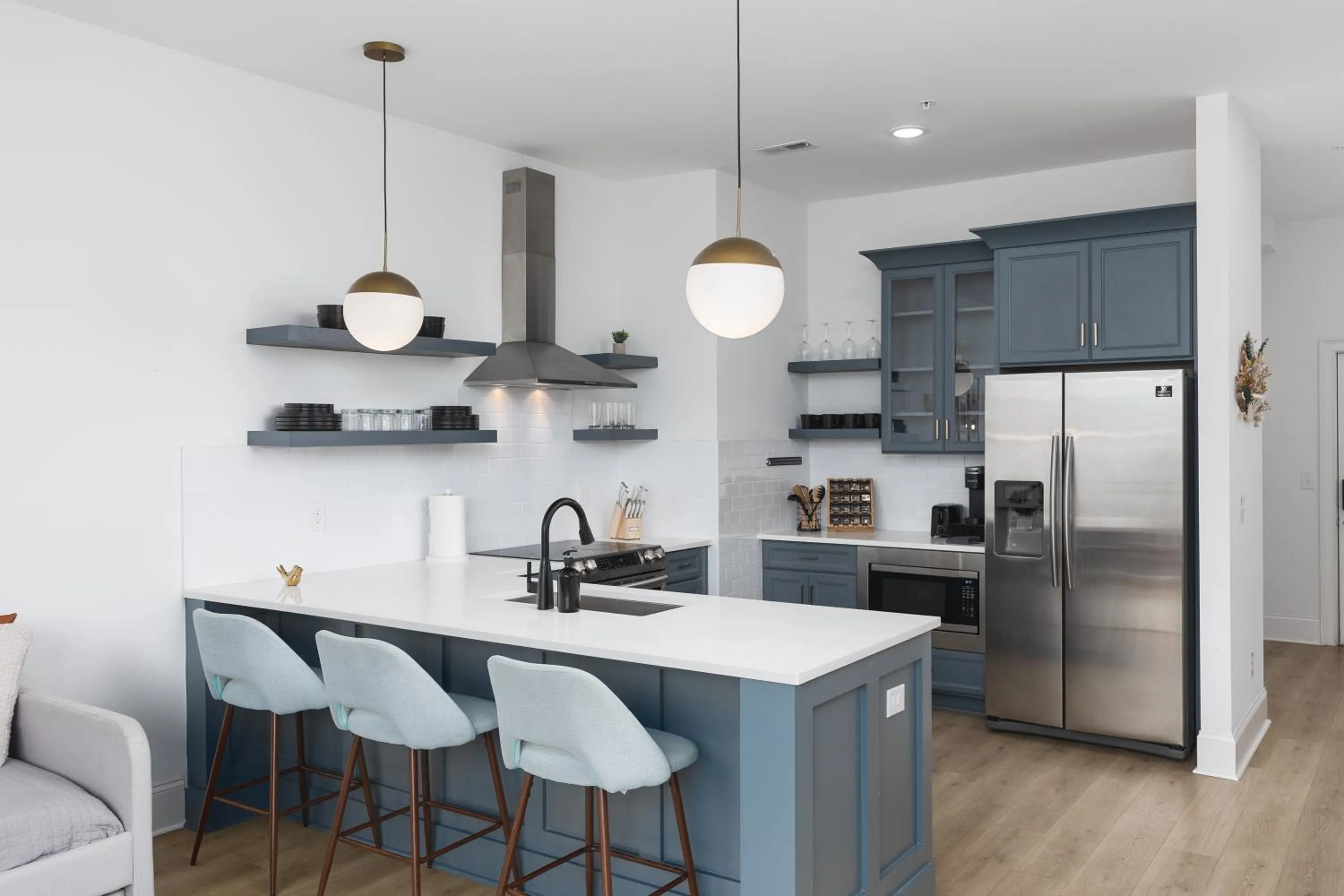 Kitchen or kitchenette in Stunning Spacious Condo near Restaurants & Coffee
