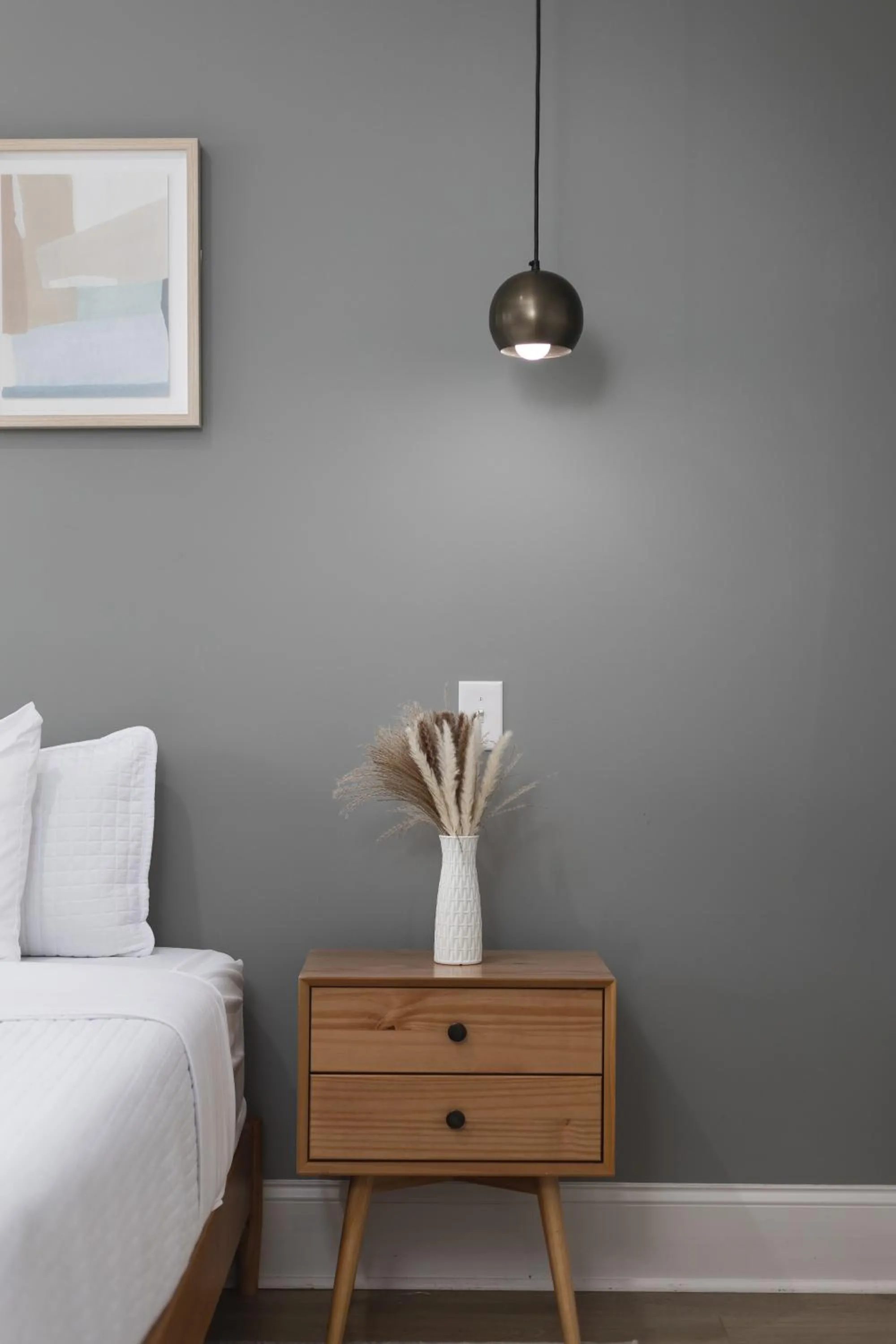 Decorative detail, Bed in Stunning Spacious Condo near Restaurants & Coffee