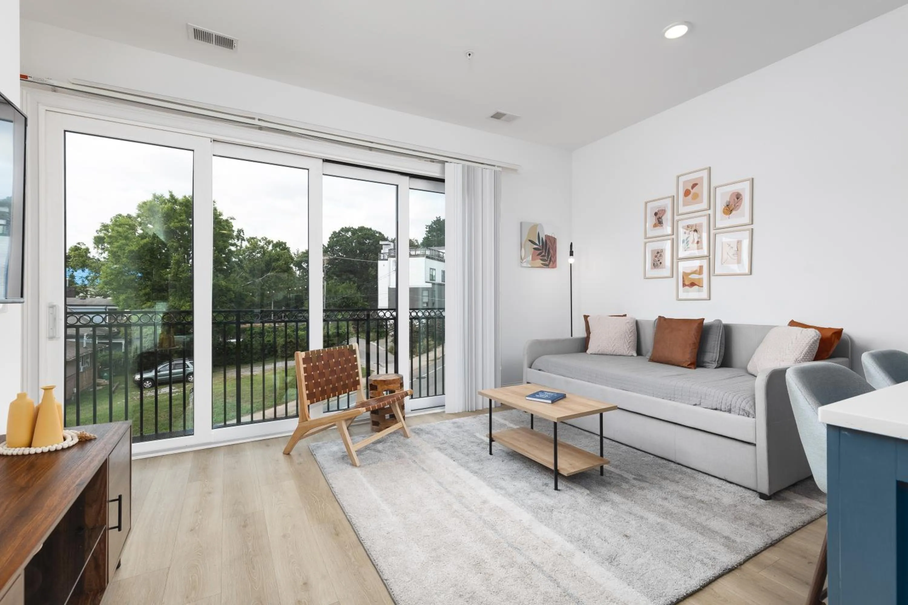 Balcony/Terrace in Stunning Spacious Condo near Restaurants & Coffee