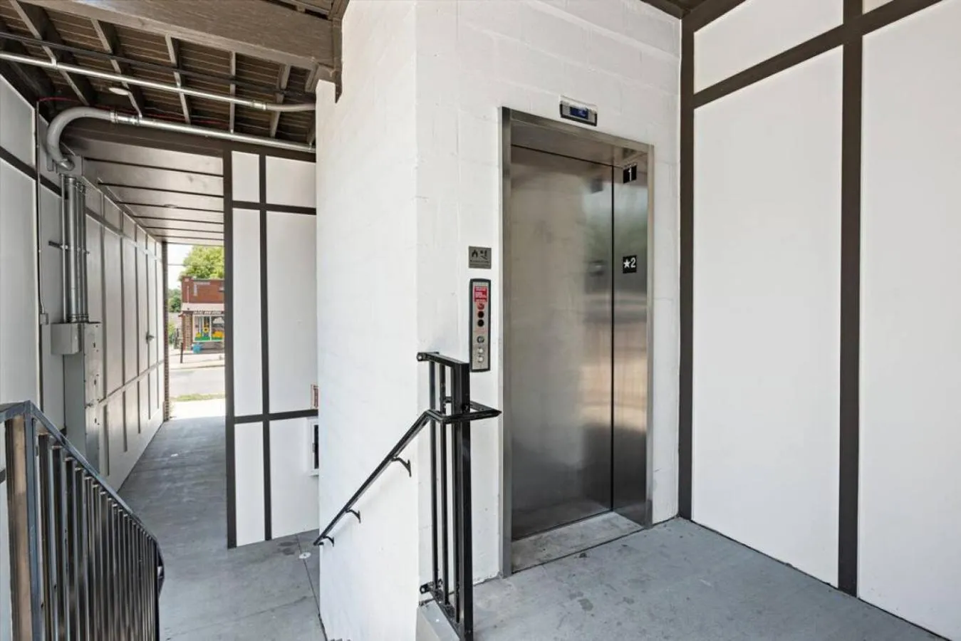 elevator in Stunning Spacious Condo near Restaurants & Coffee