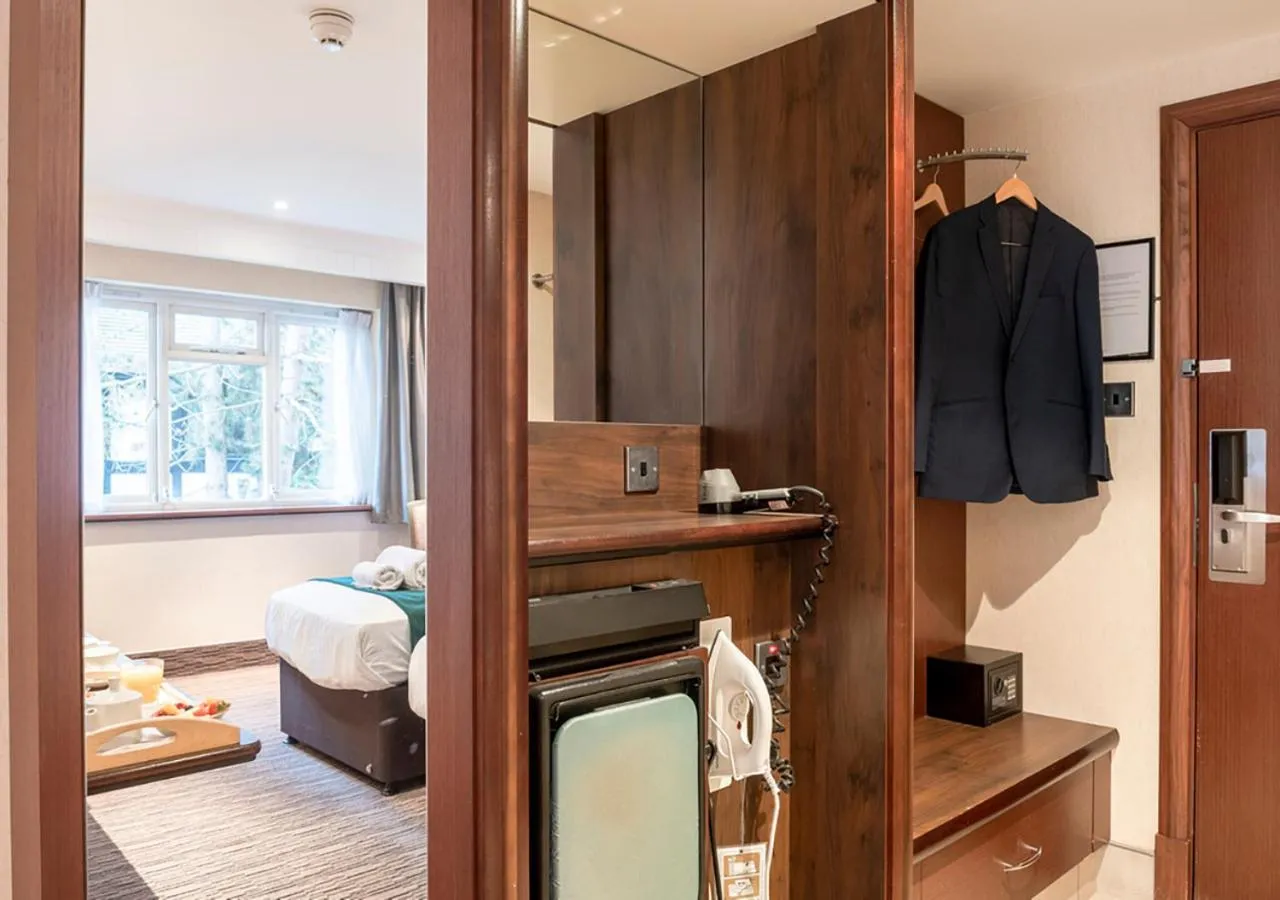 Bedroom, Bed in Thatchers, Leatherhead East Horsley