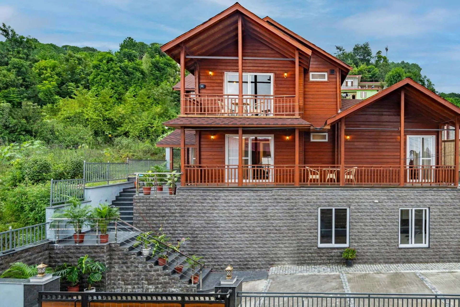 StayVista at Villa Vivendi - Luxury Hill Stay, Dharamshala