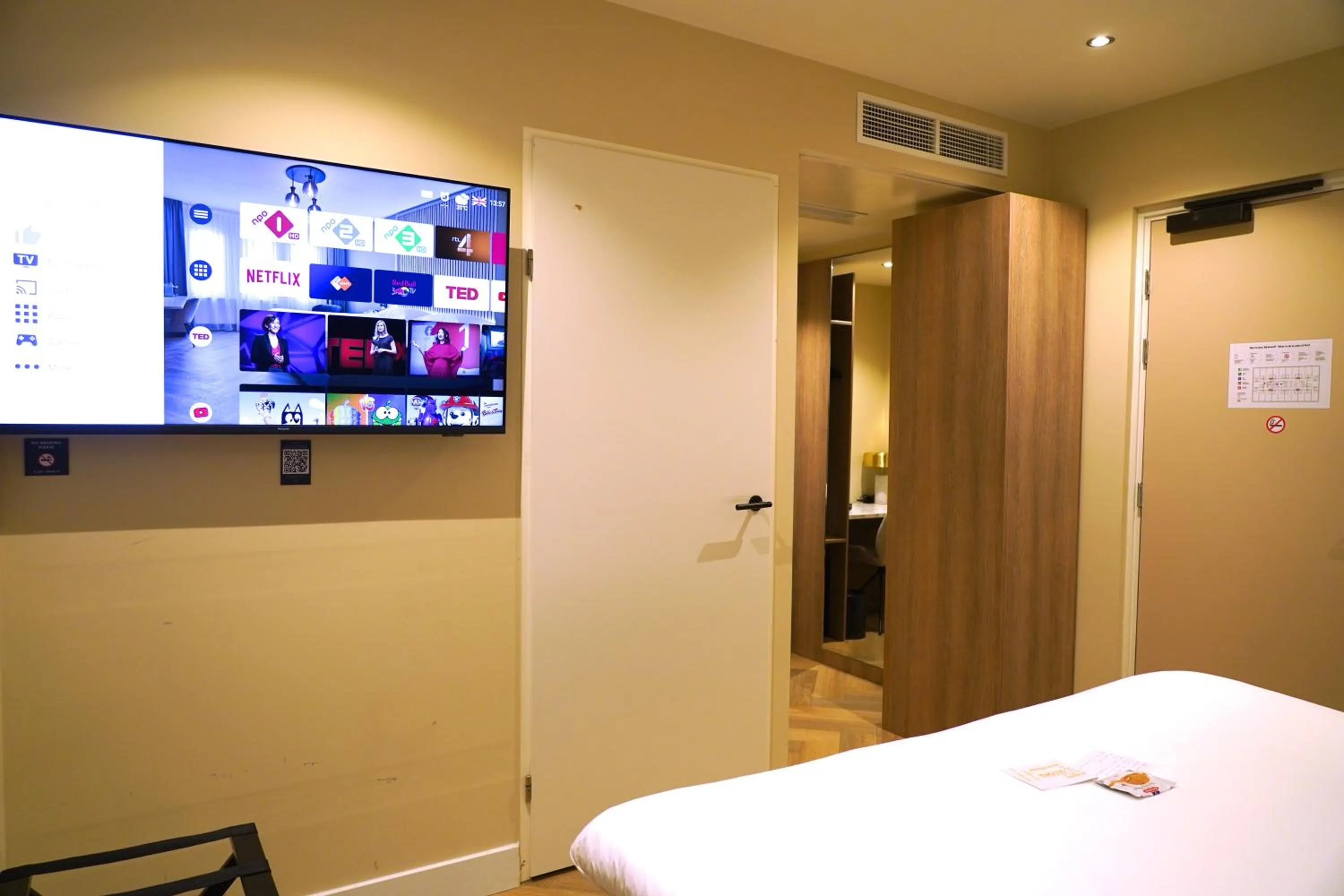 TV and multimedia, Bed in Hotel Alkmaar - Bar & Restaurant