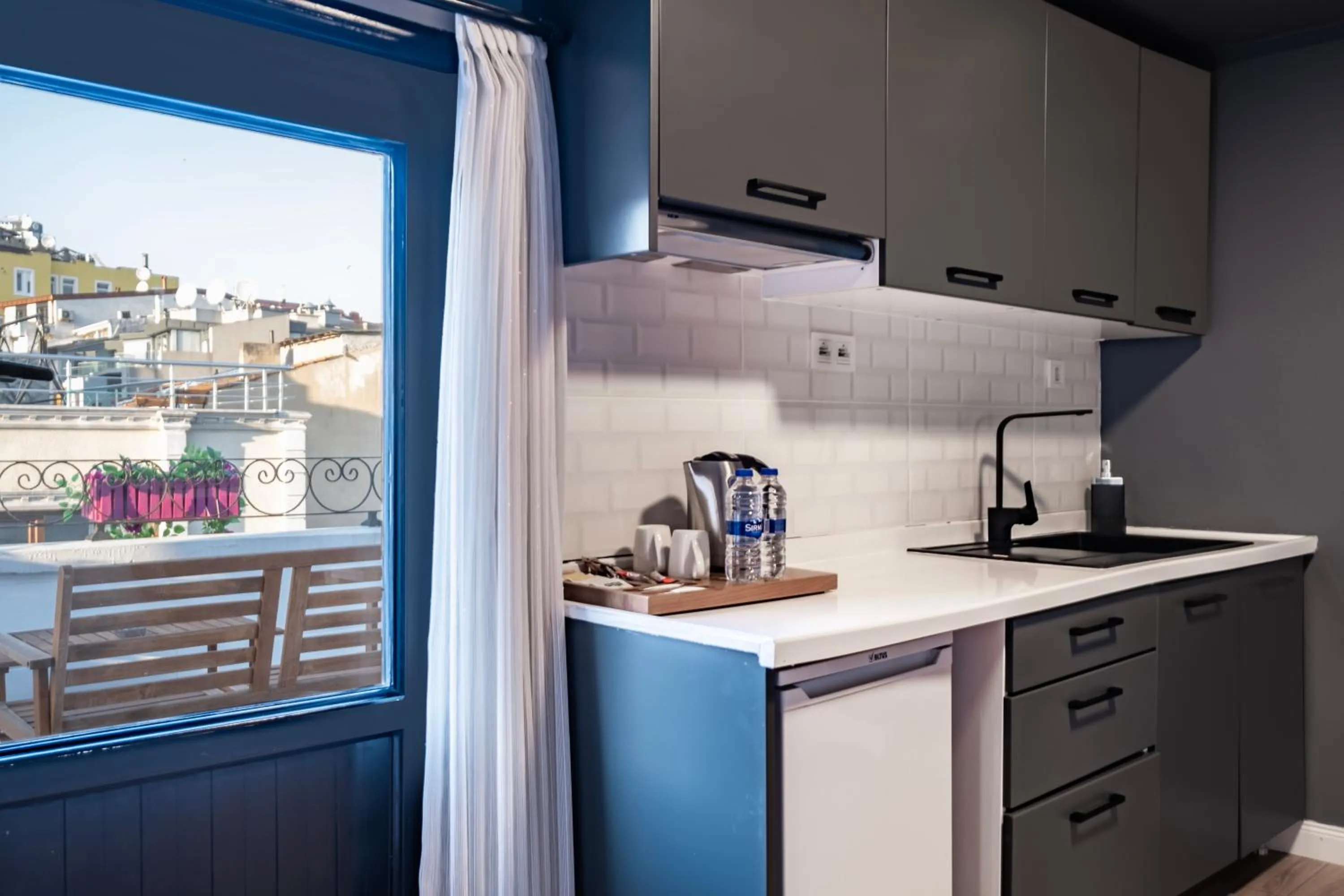 Kitchen or kitchenette in Selvese Suites, Serviced Living in Galata