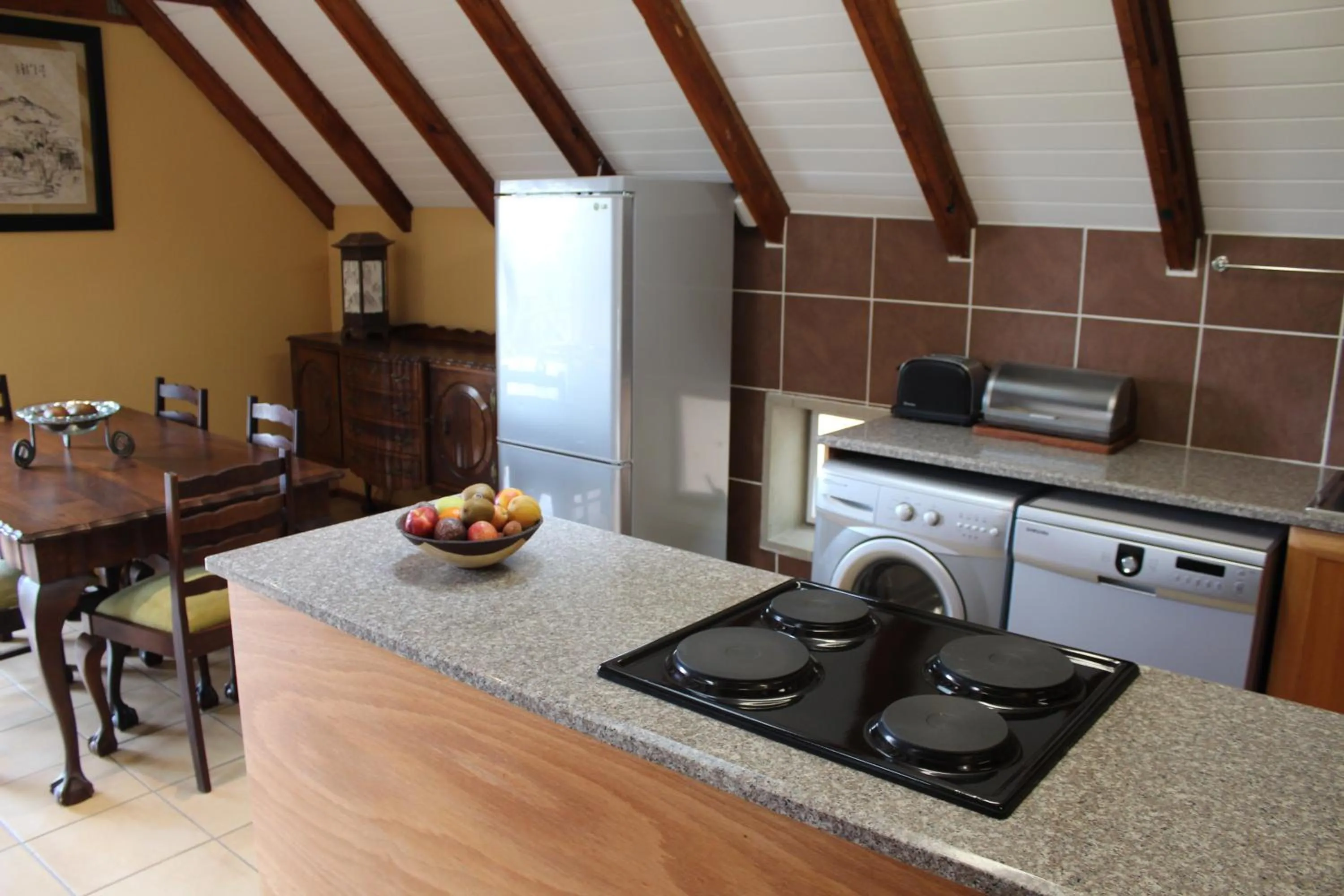 Kitchen or kitchenette in Emzini Apartments