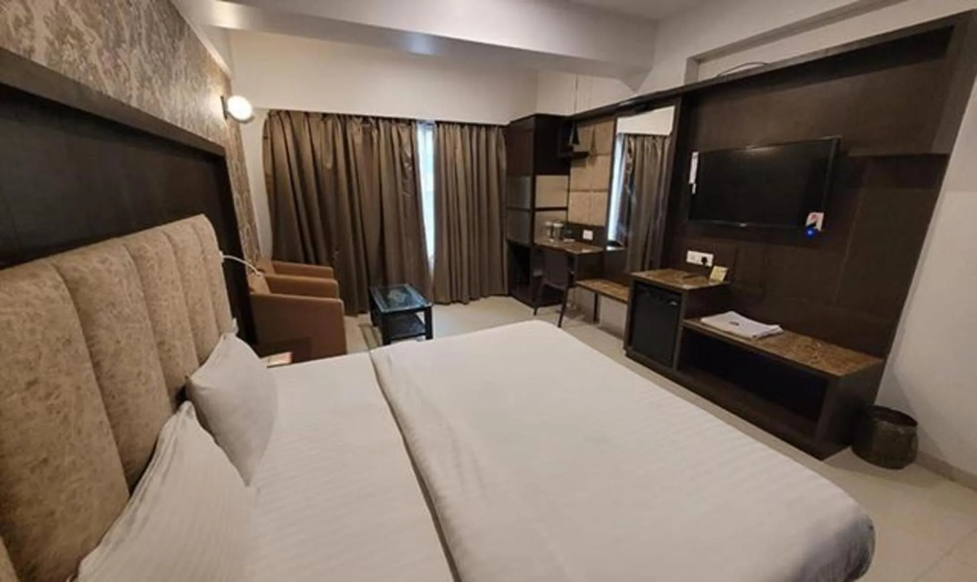 Bed, TV/Entertainment Center in FabHotel Prime Sapphire Regency