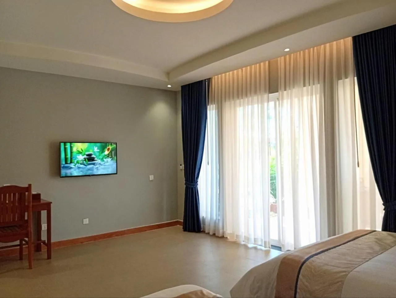 View (from property/room), Bed in Sokchea Kampot Hotel