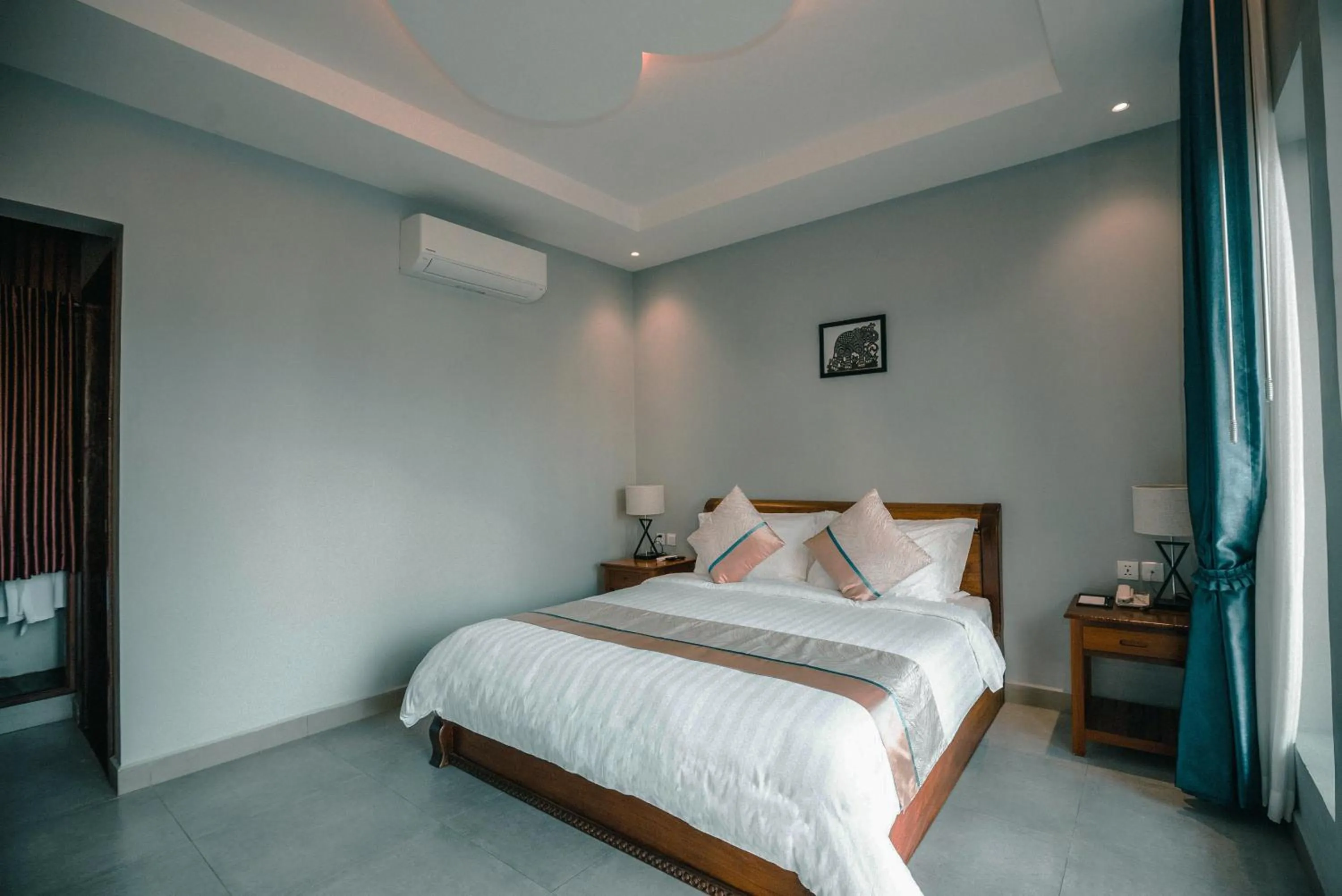 Bed in Sokchea Kampot Hotel