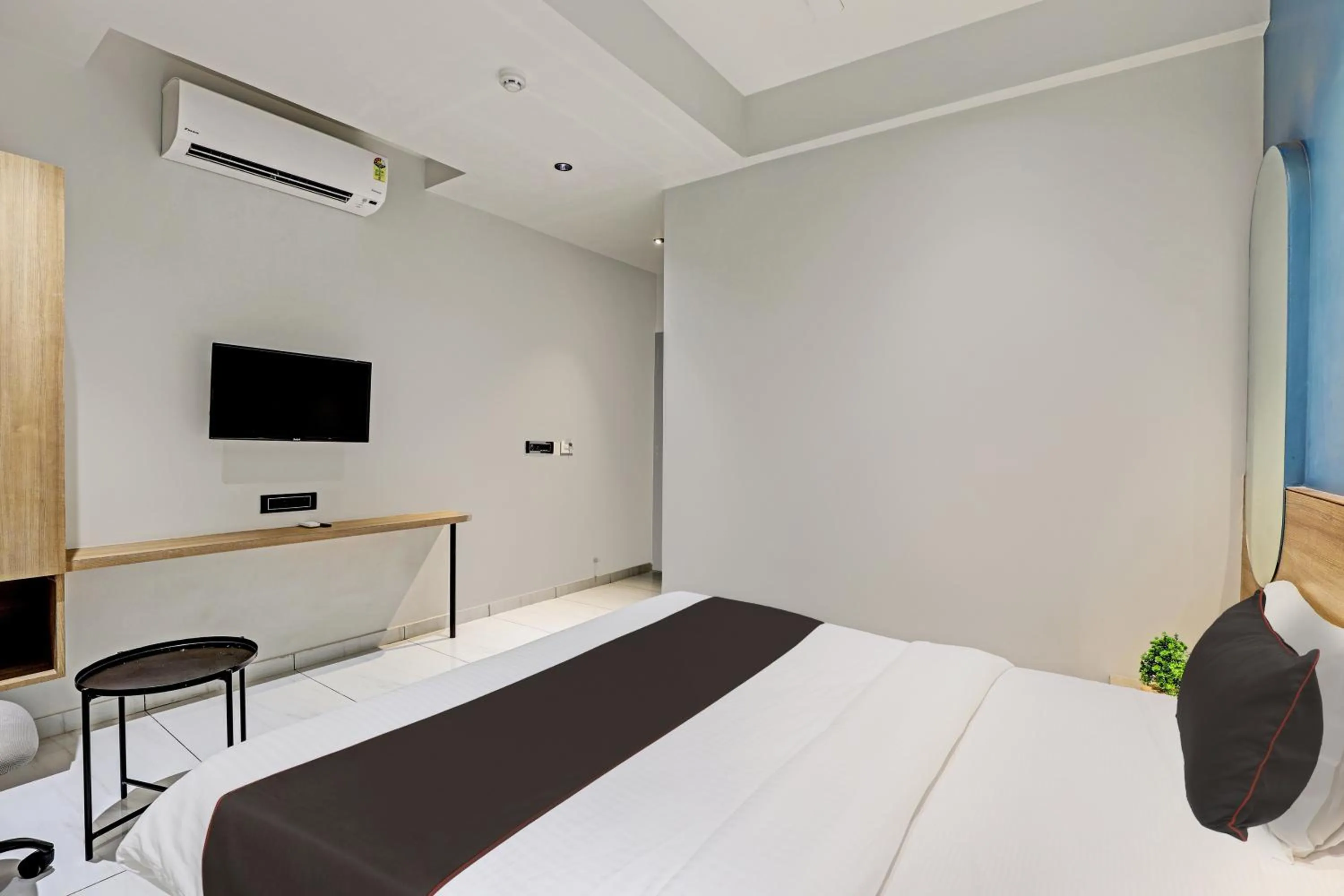 Bedroom, Bed in HOTEL LEE PLATINUM