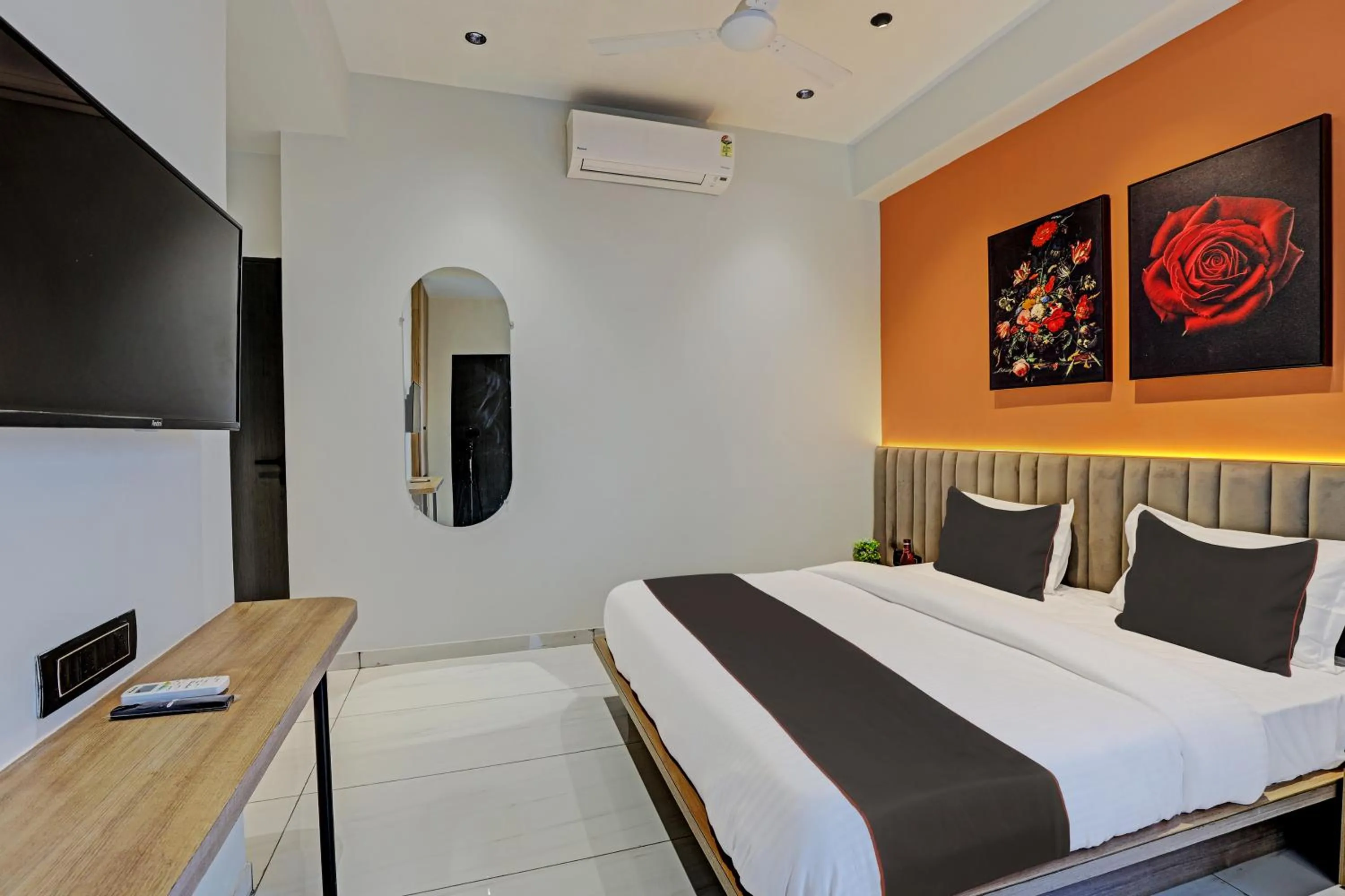 Bedroom, Bed in HOTEL LEE PLATINUM