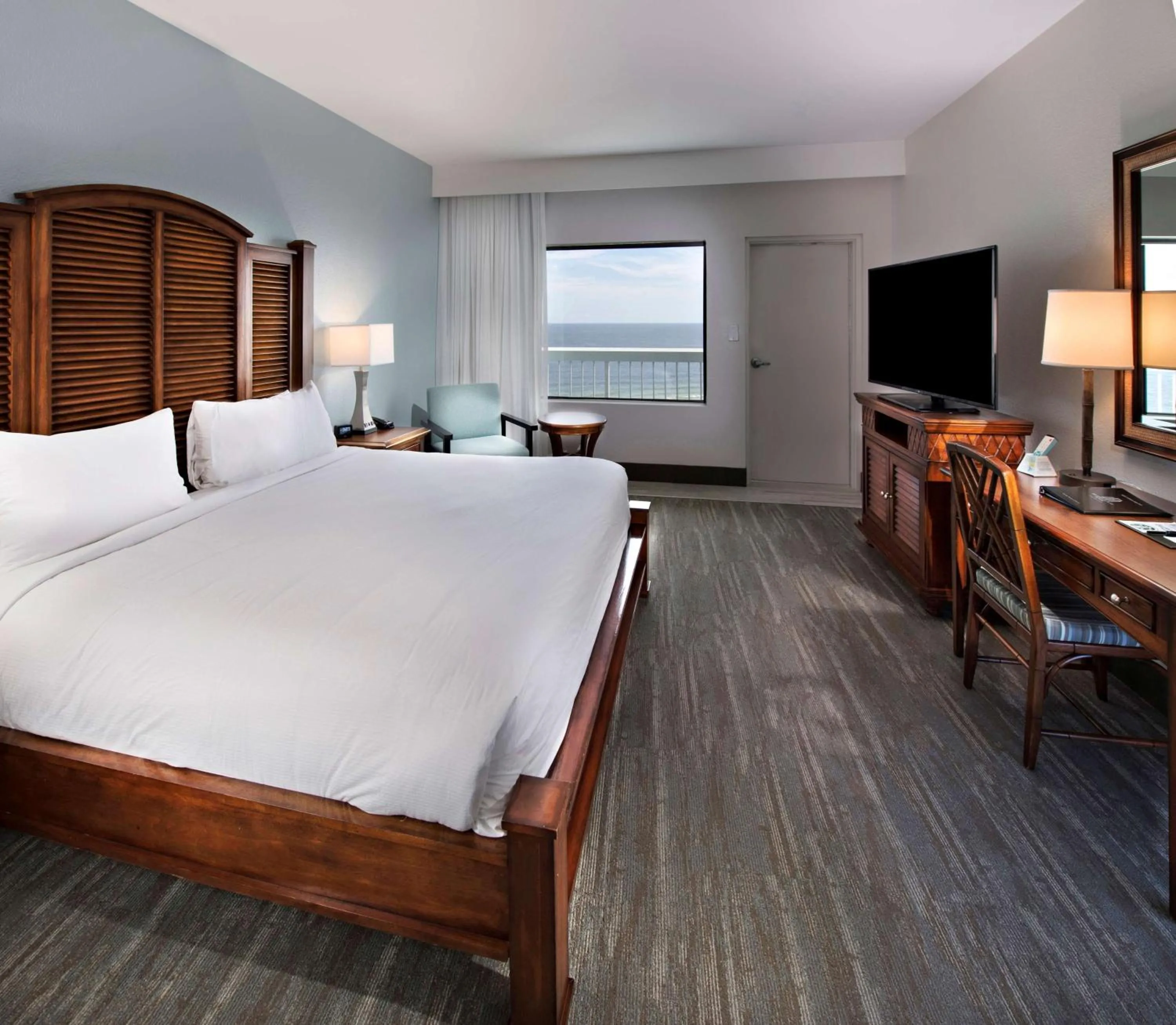 Bedroom, Bed in The Island House Hotel a Doubletree by Hilton