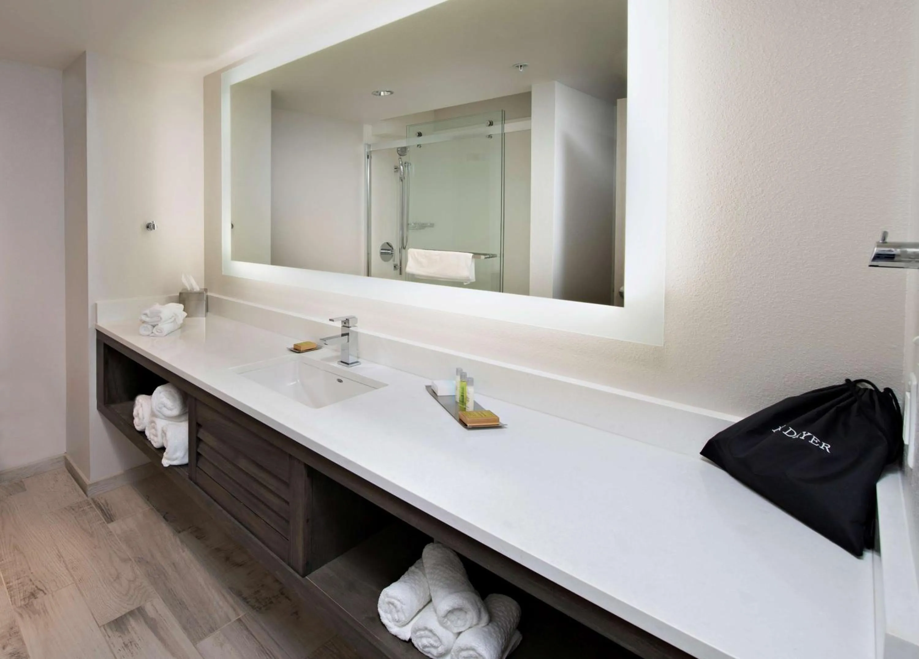 Bathroom in The Island House Hotel a Doubletree by Hilton