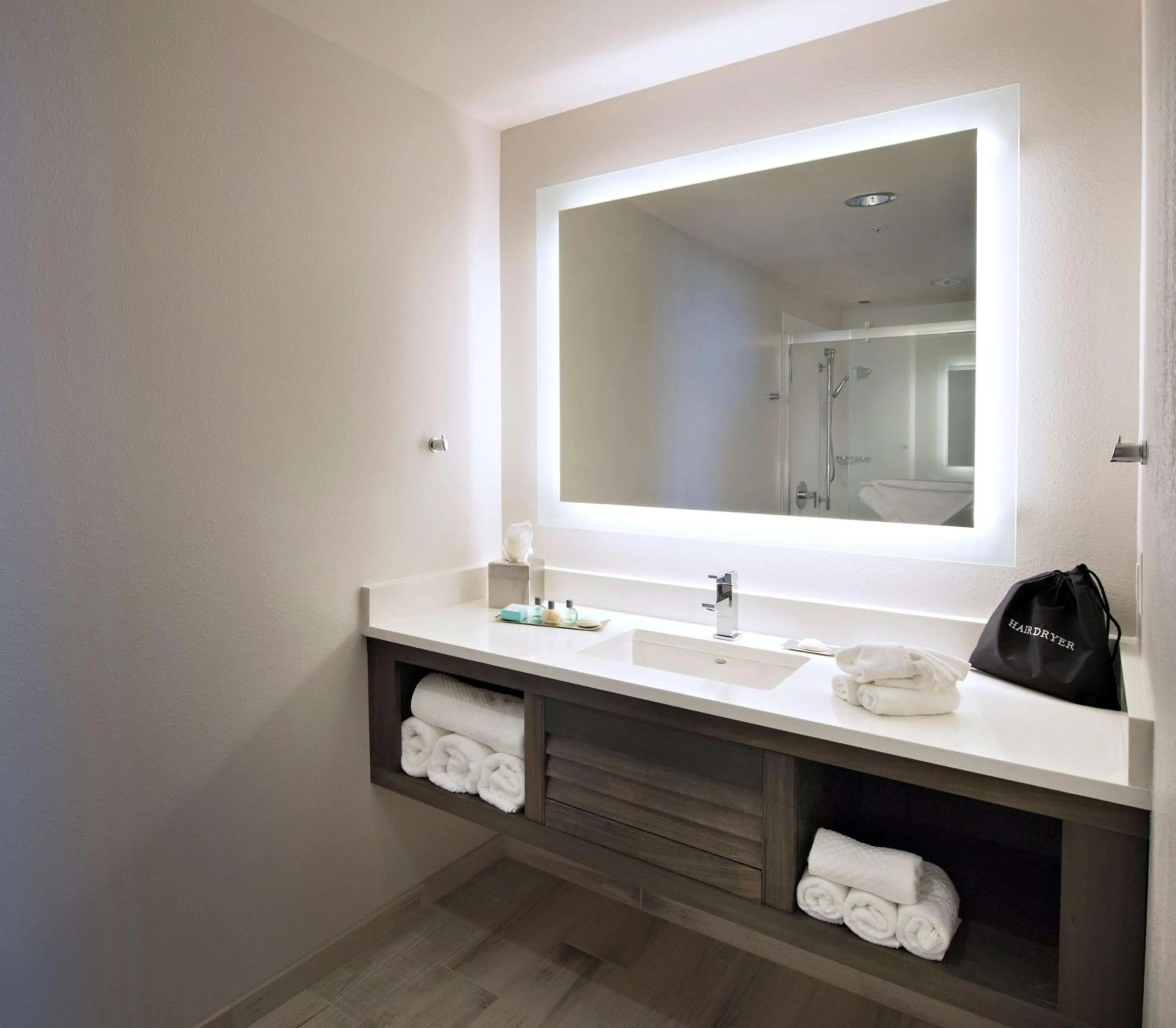 Bathroom in The Island House Hotel a Doubletree by Hilton