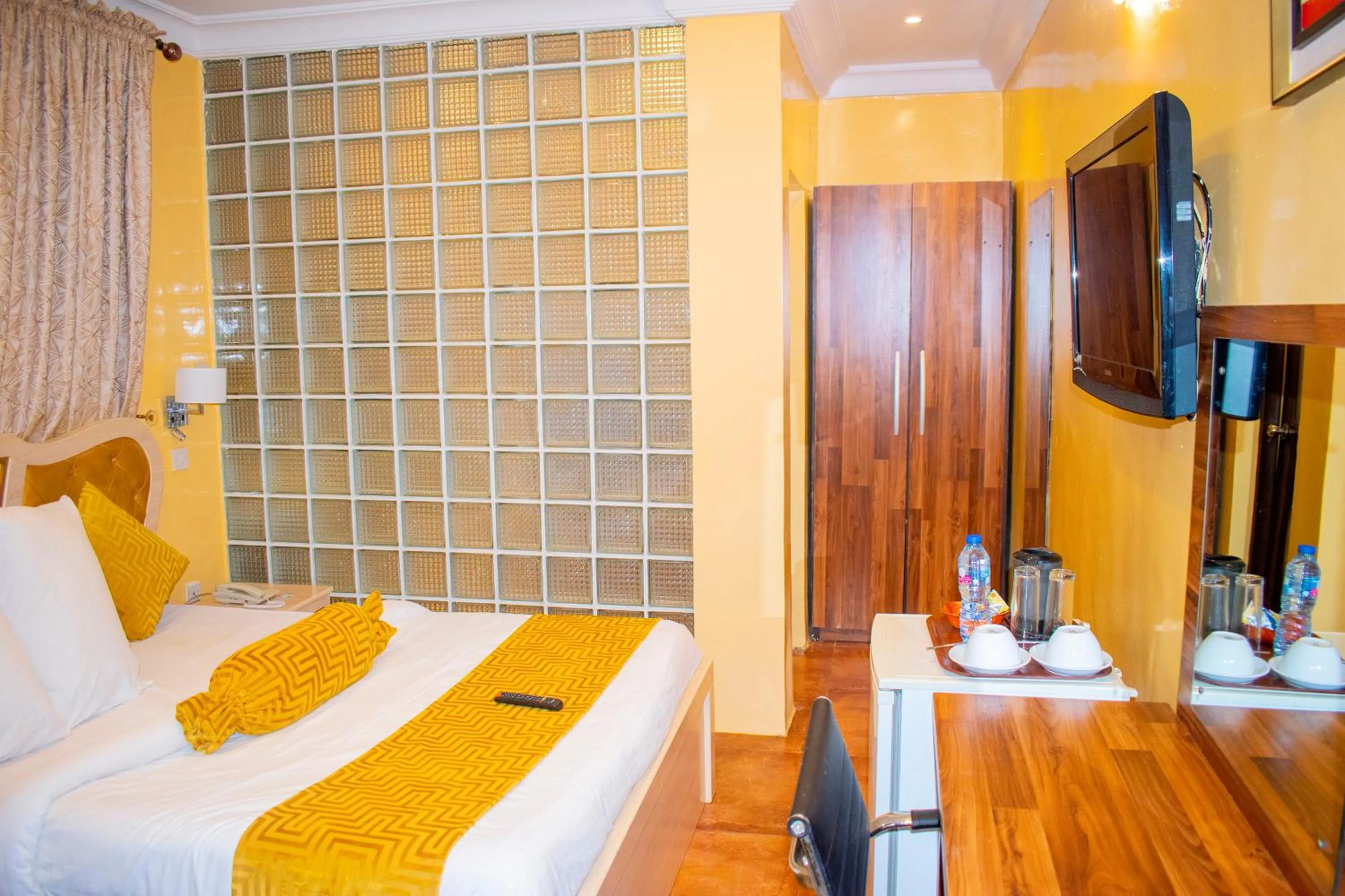 Bed in ERiTH APARTMENT & SUITES