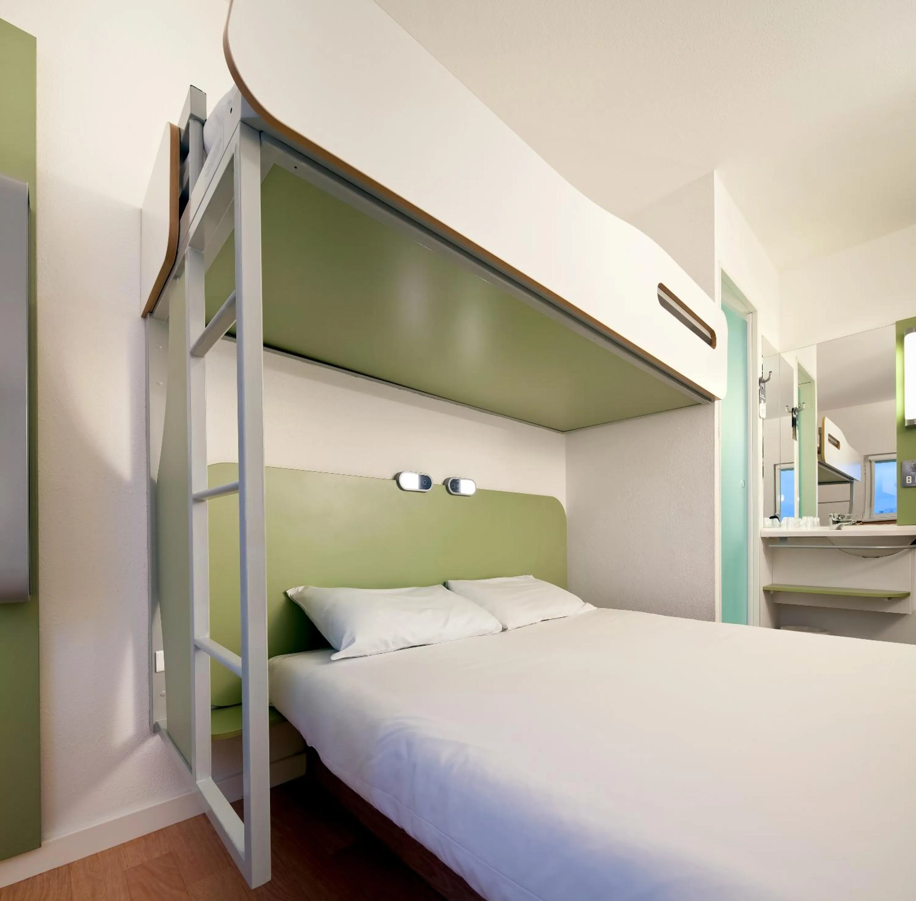 Bedroom, Bed in ibis budget Beaconsfield