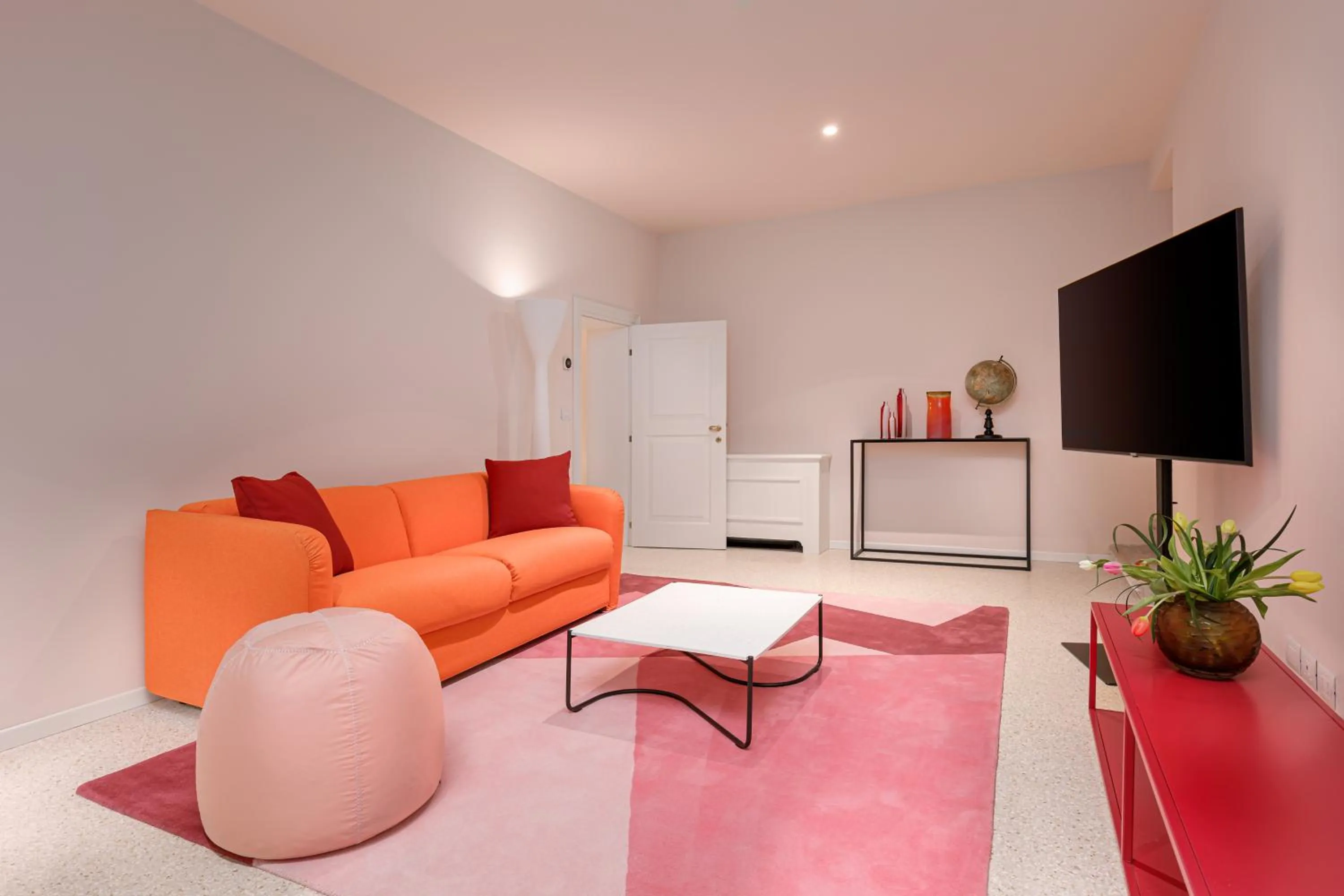 TV and multimedia in Palazzo Dei Fiori by Room Mate