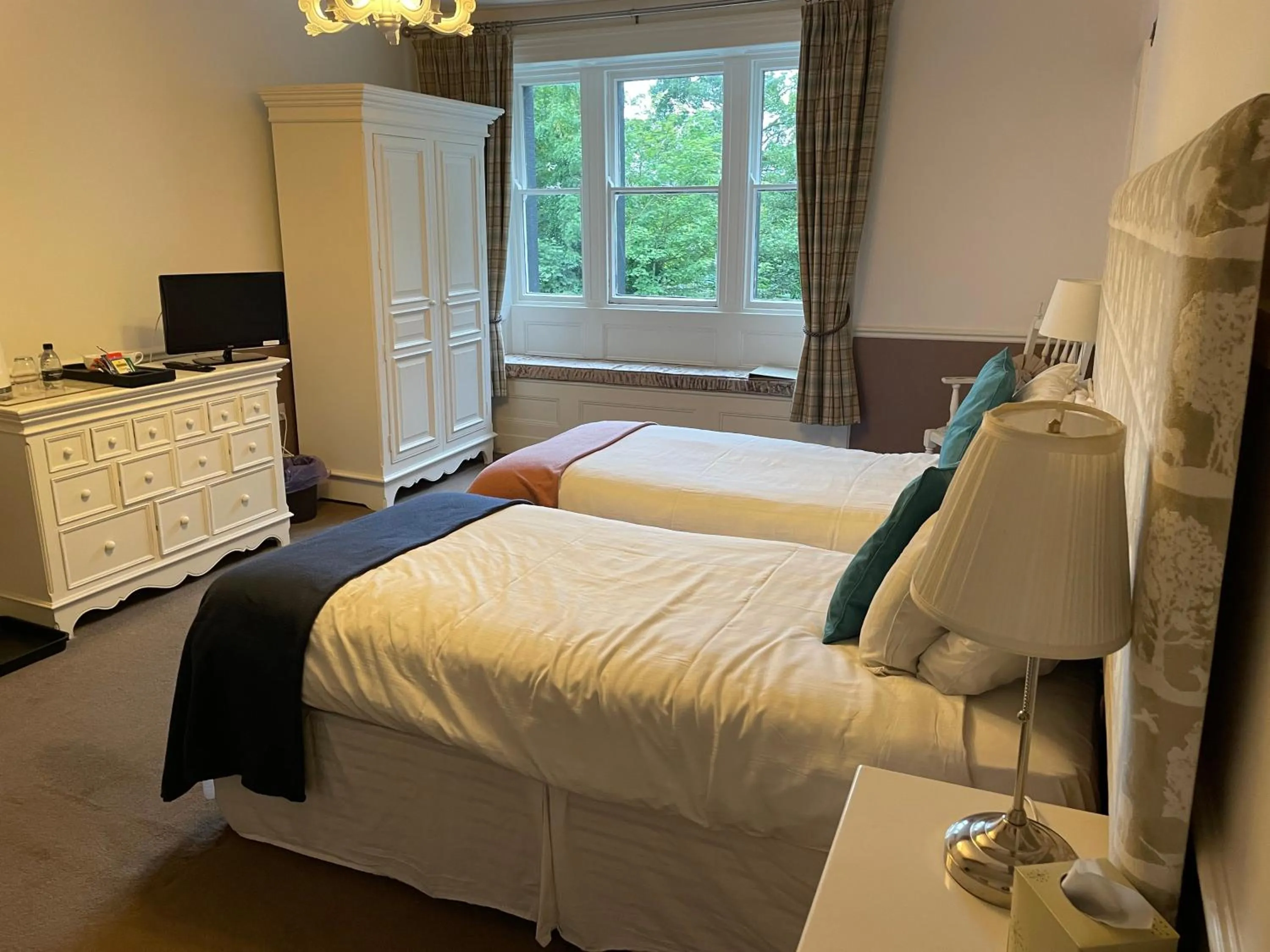 Photo of the whole room, Bed in New Inn Hotel