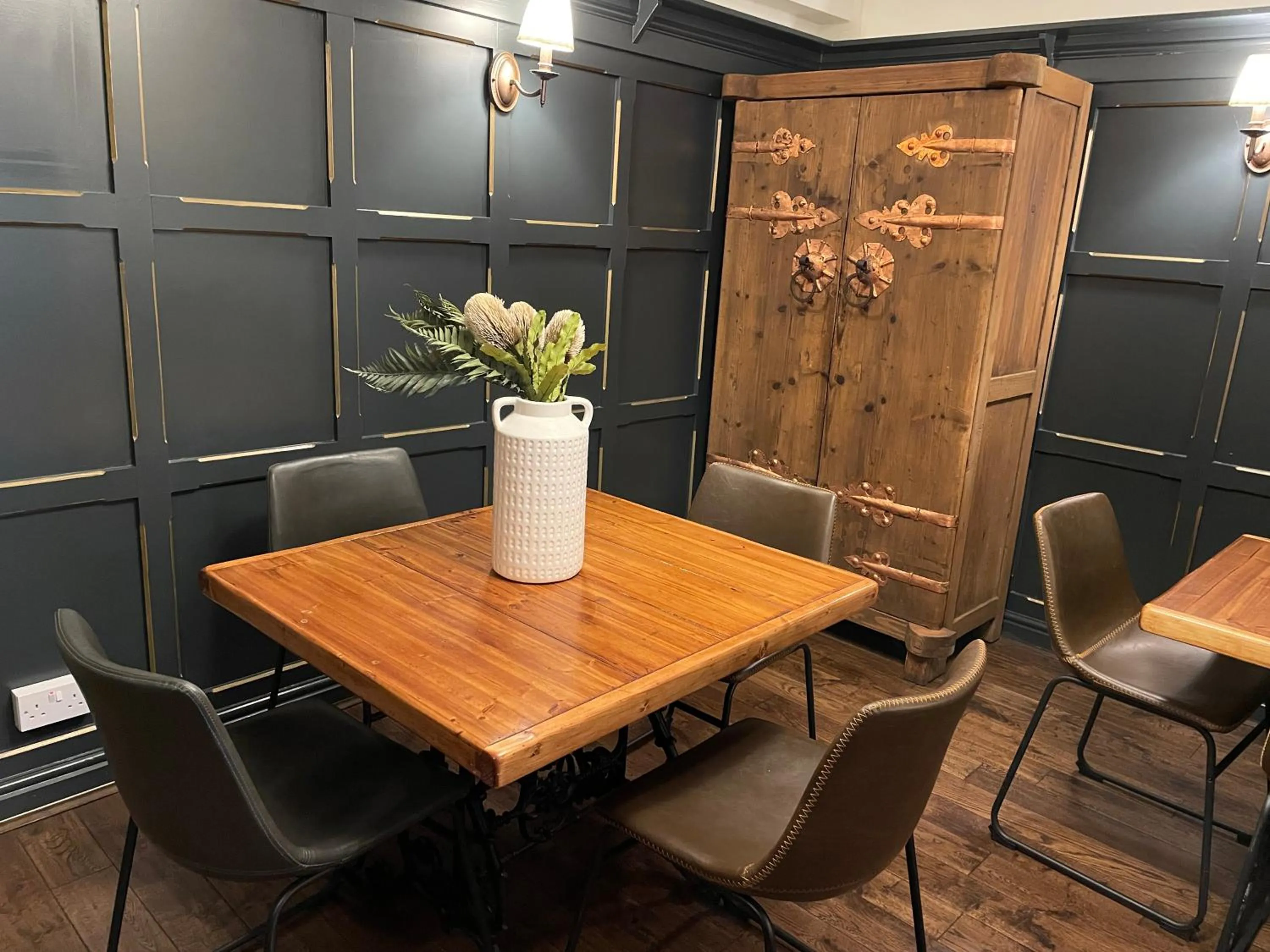 Restaurant/places to eat, Dining Area in New Inn Hotel