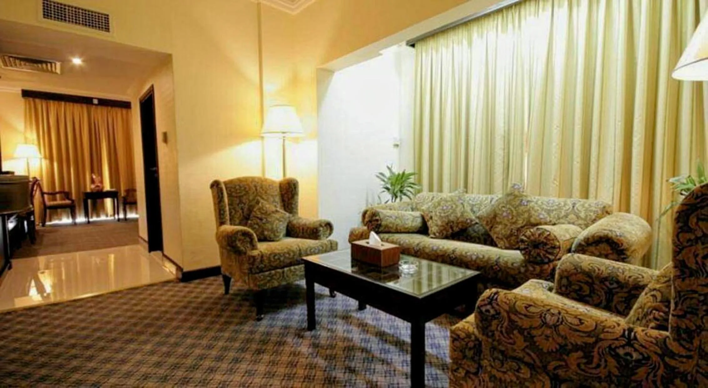 Communal lounge/ TV room in Claridge Hotel