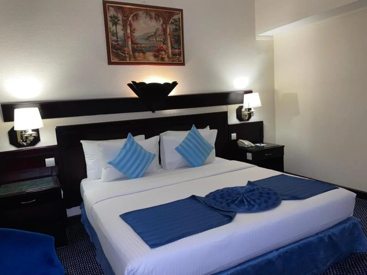 Photo of the whole room in Claridge Hotel