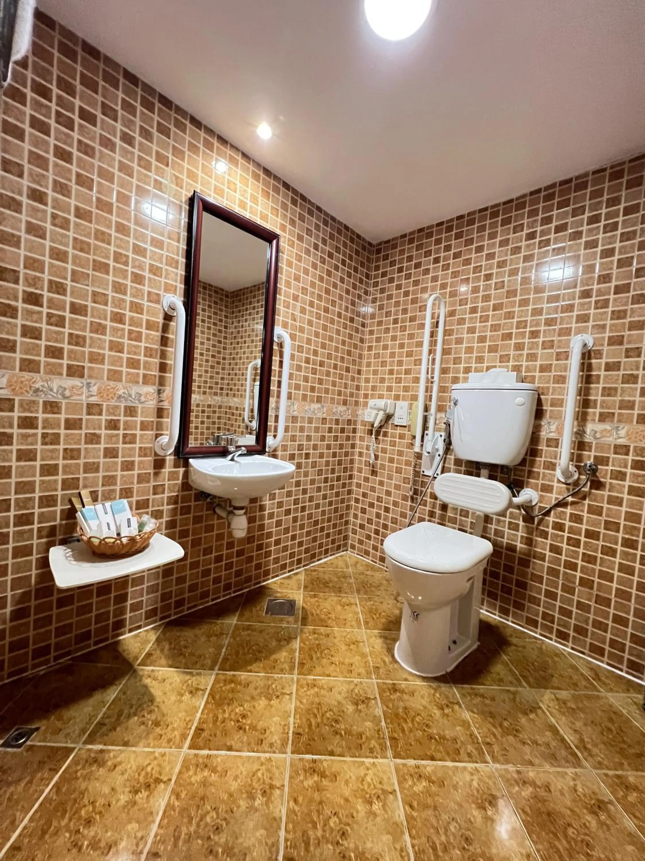 Toilet in Claridge Hotel