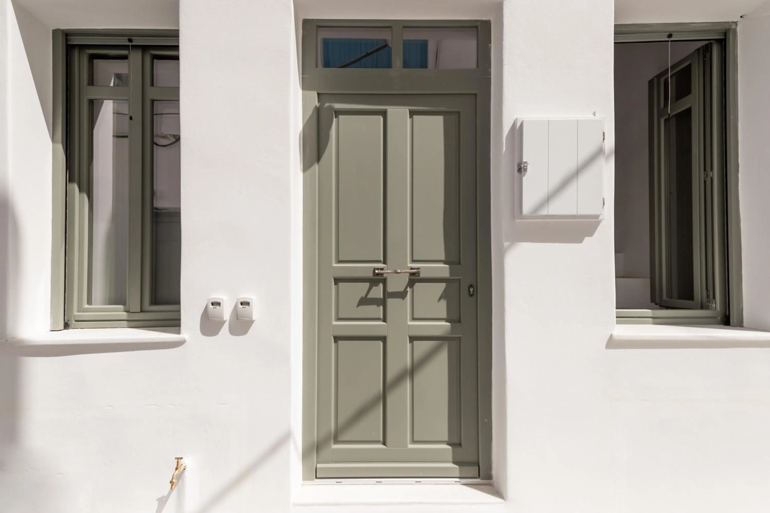 Facade/entrance in aníko suites White Alley