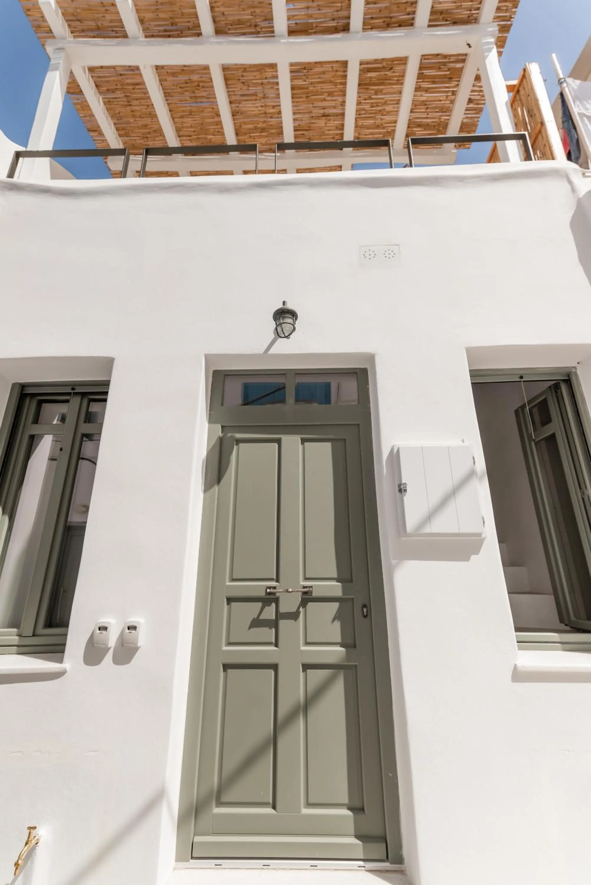 Facade/entrance in aníko suites White Alley