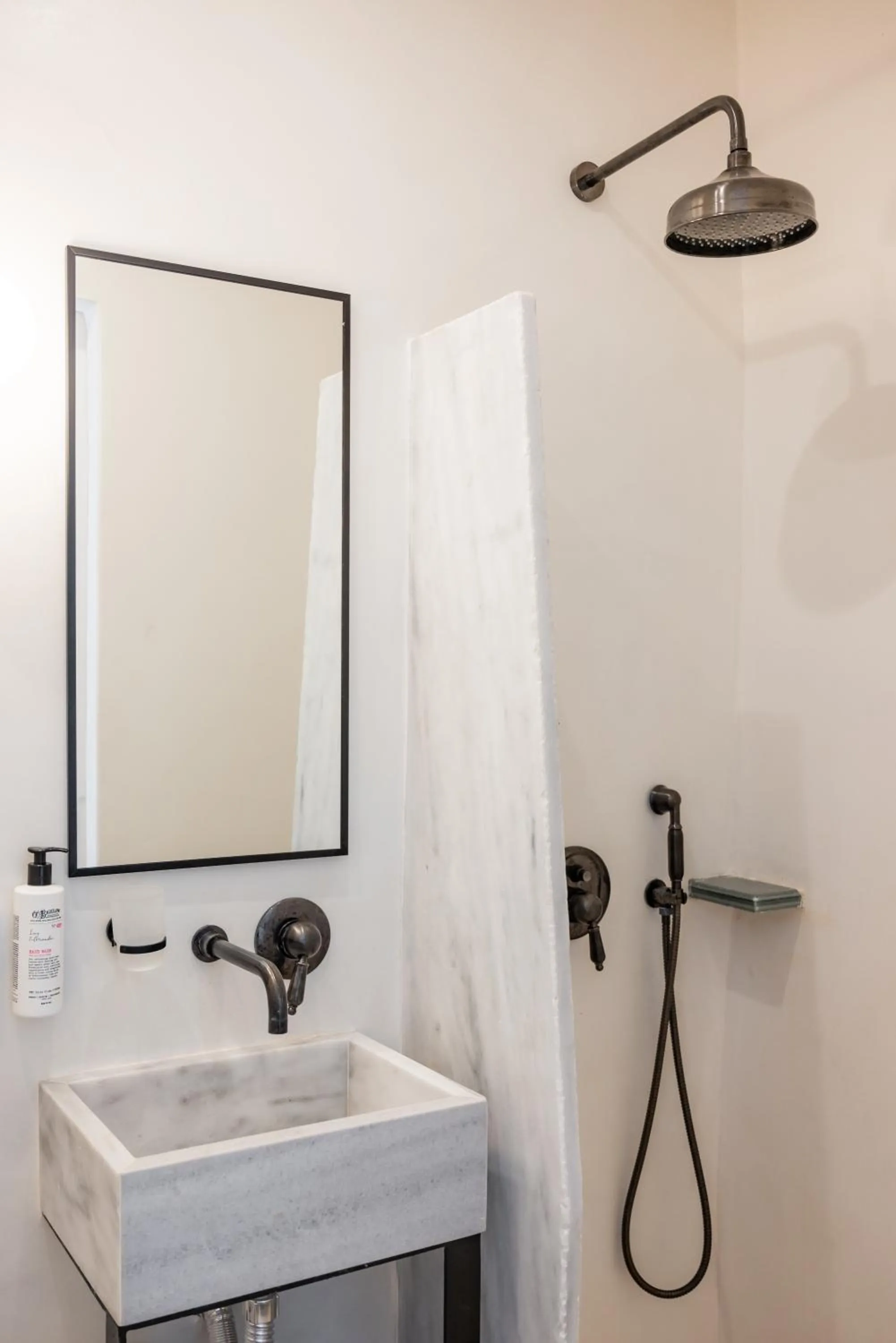 Shower in aníko suites White Alley