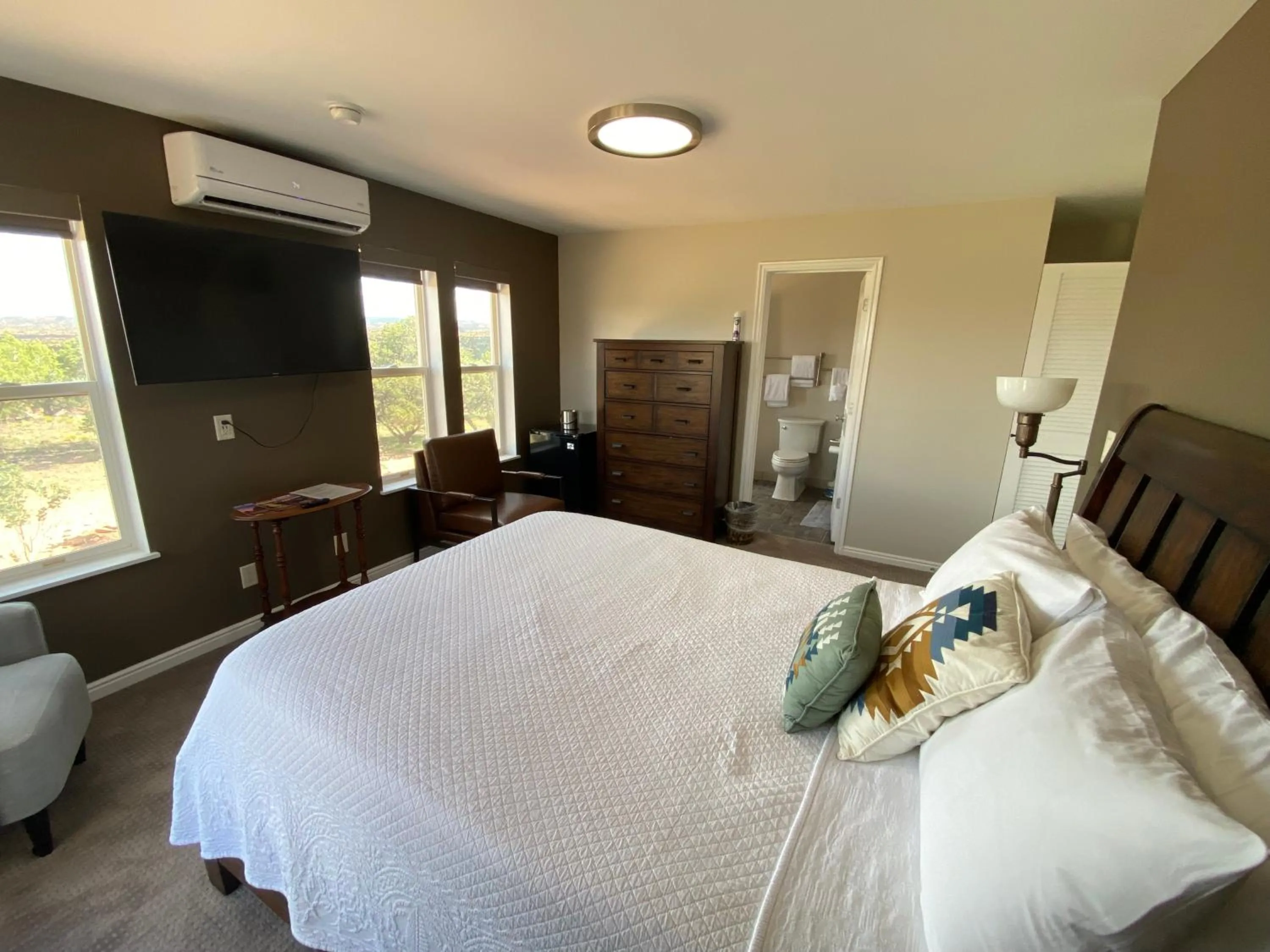 Bedroom, Bed in SkyRidge Inn