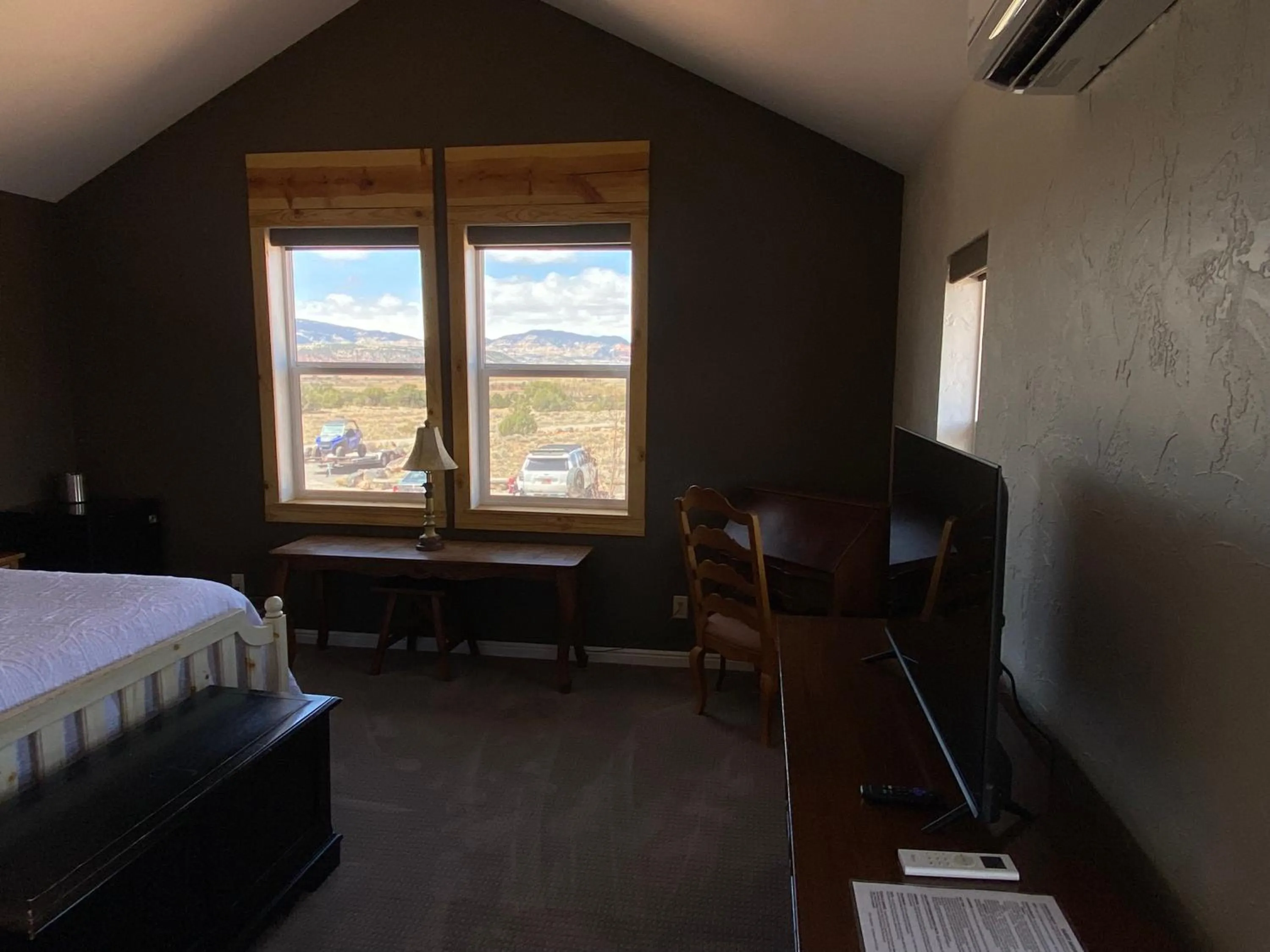 View (from property/room), Bed in SkyRidge Inn