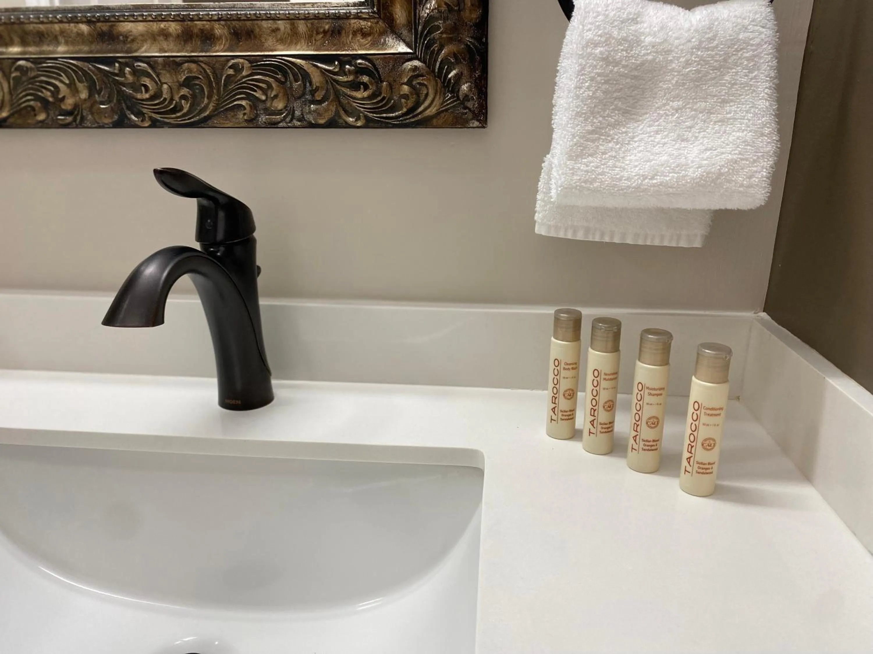 Bathroom in SkyRidge Inn