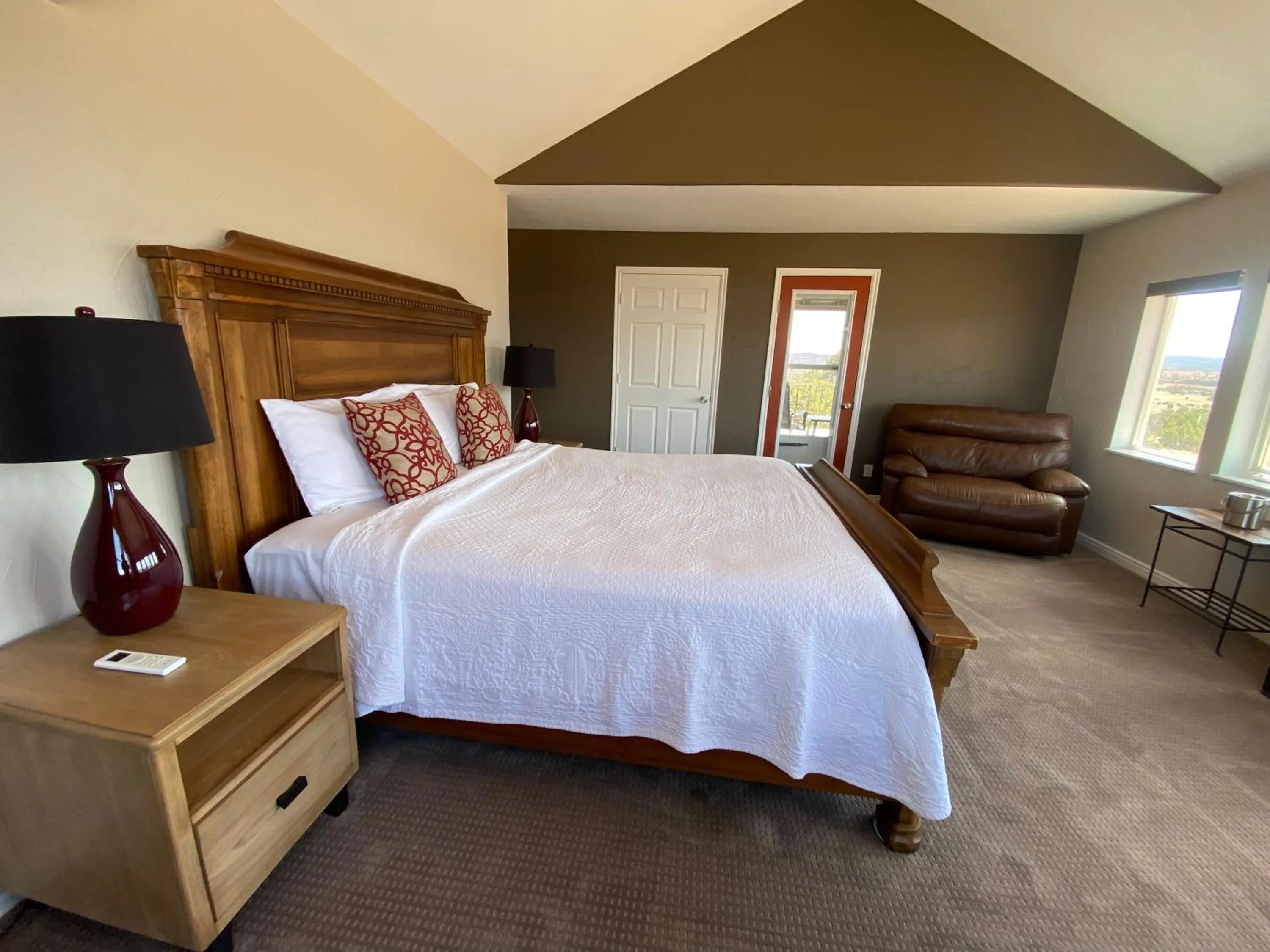 Bed in SkyRidge Inn