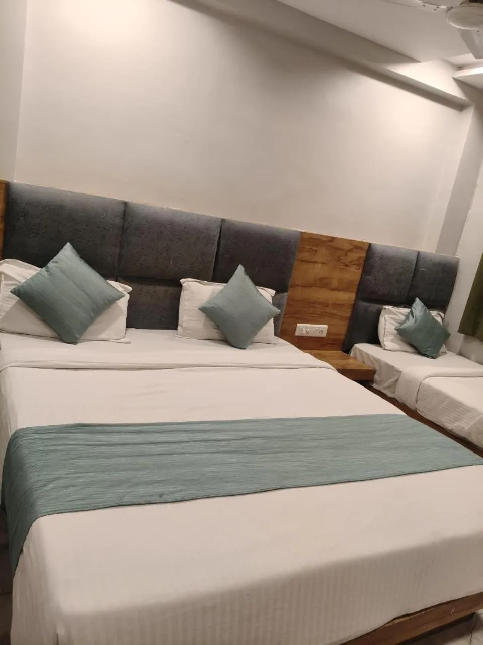 Bed in HOTEL SAFARI INN