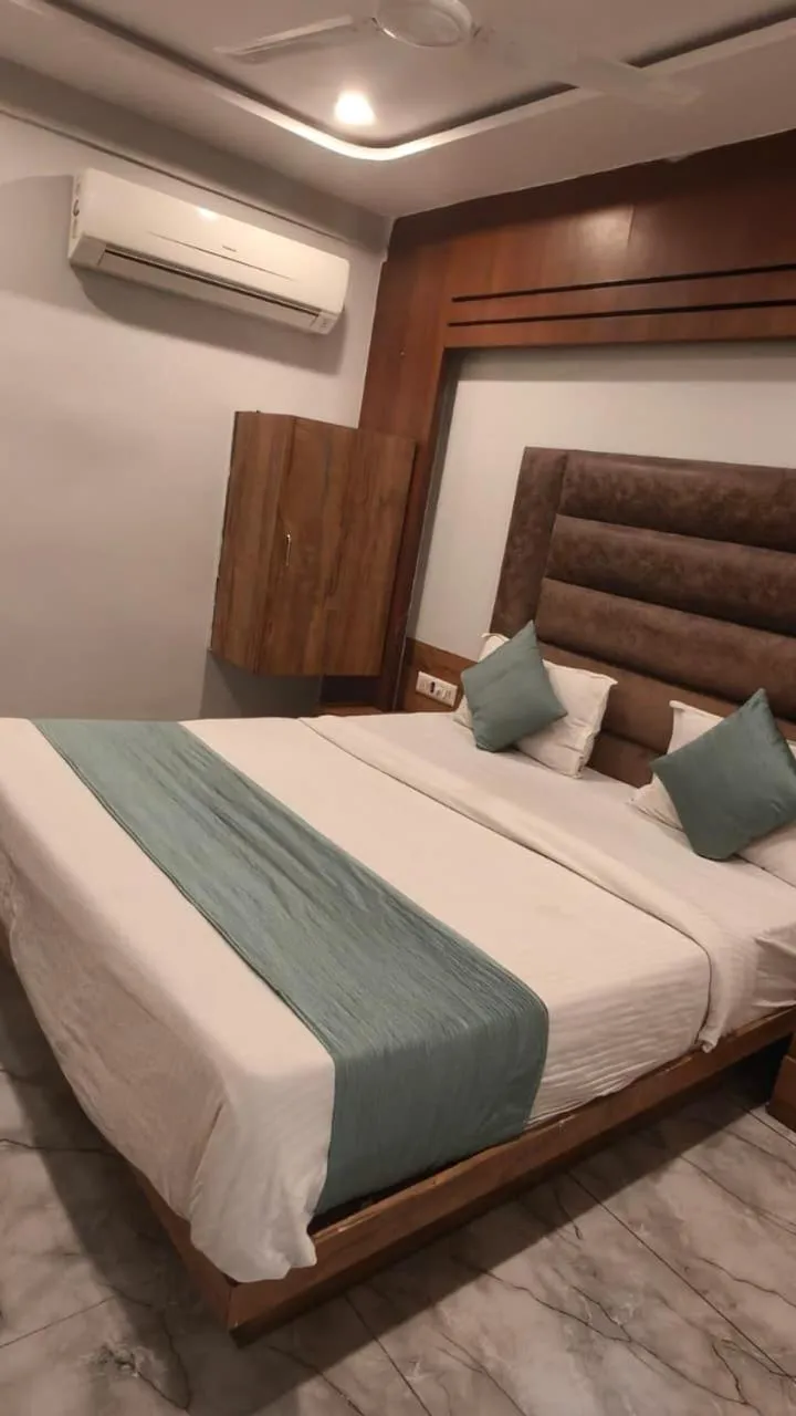 Bed in HOTEL SAFARI INN