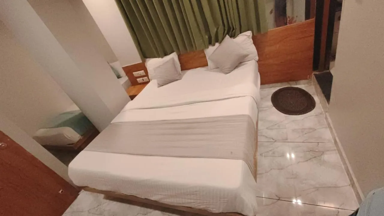 Bed in HOTEL SAFARI INN