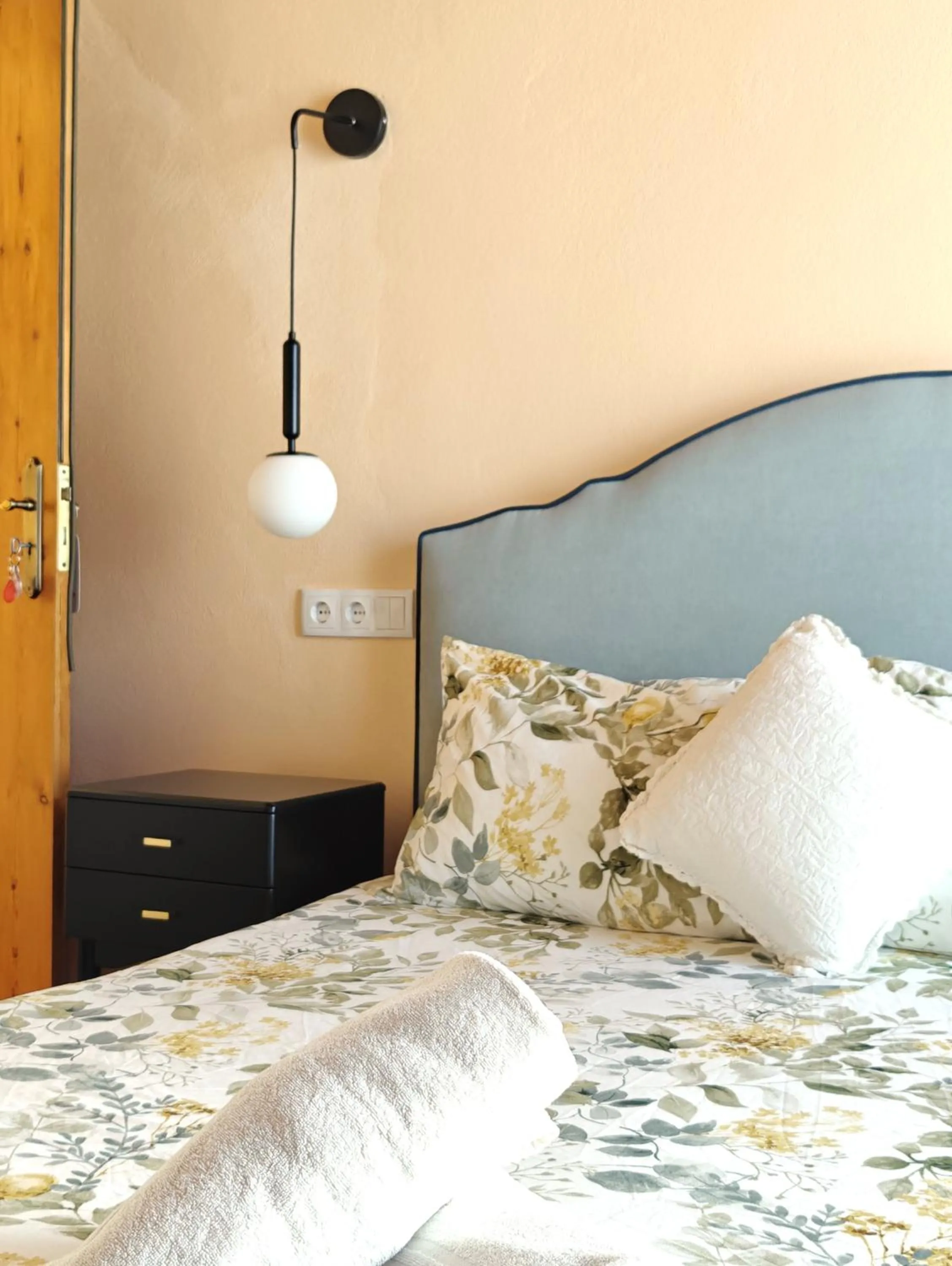 Bedroom, Bed in Sunlight House