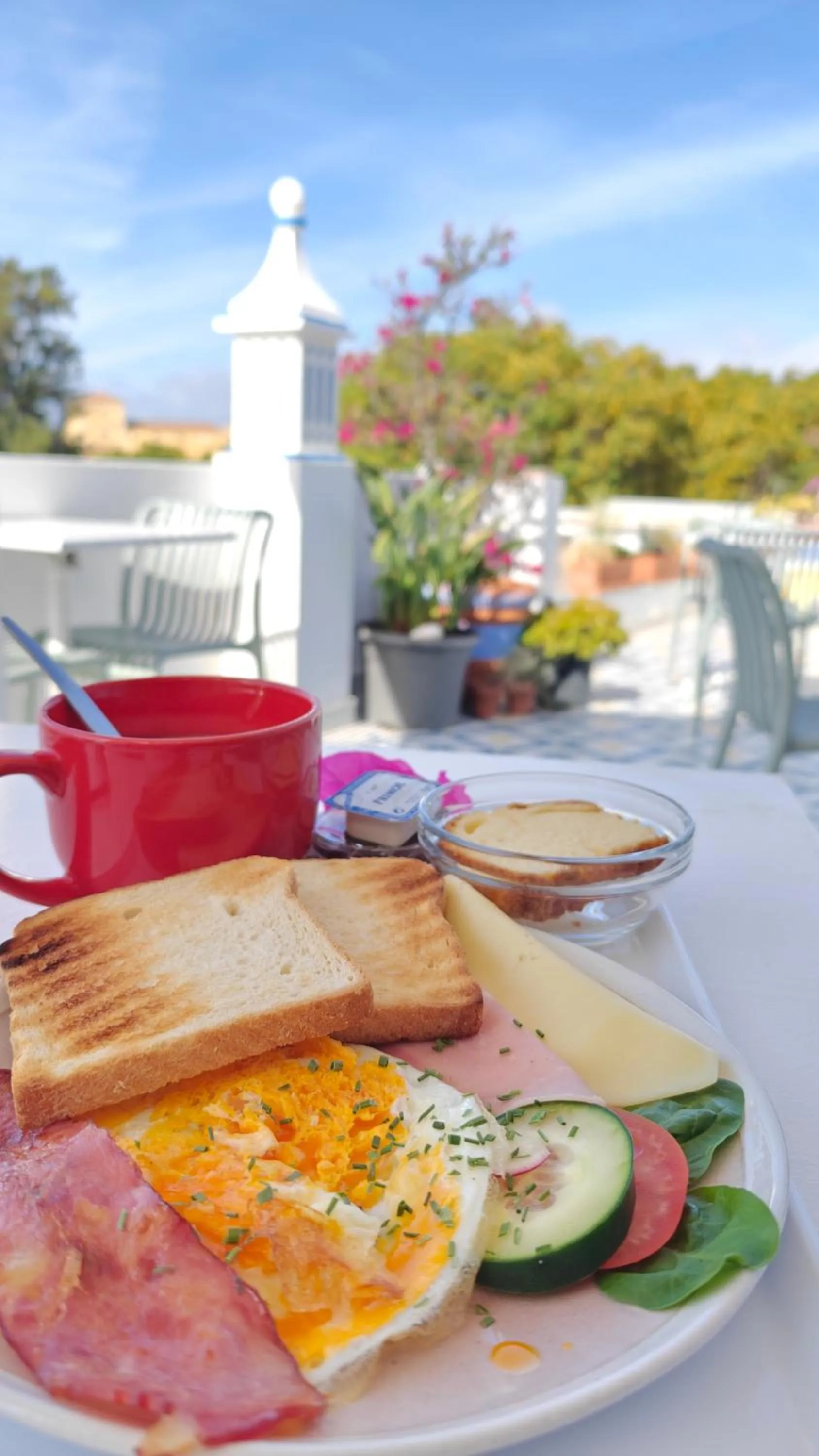 Breakfast in Sunlight House