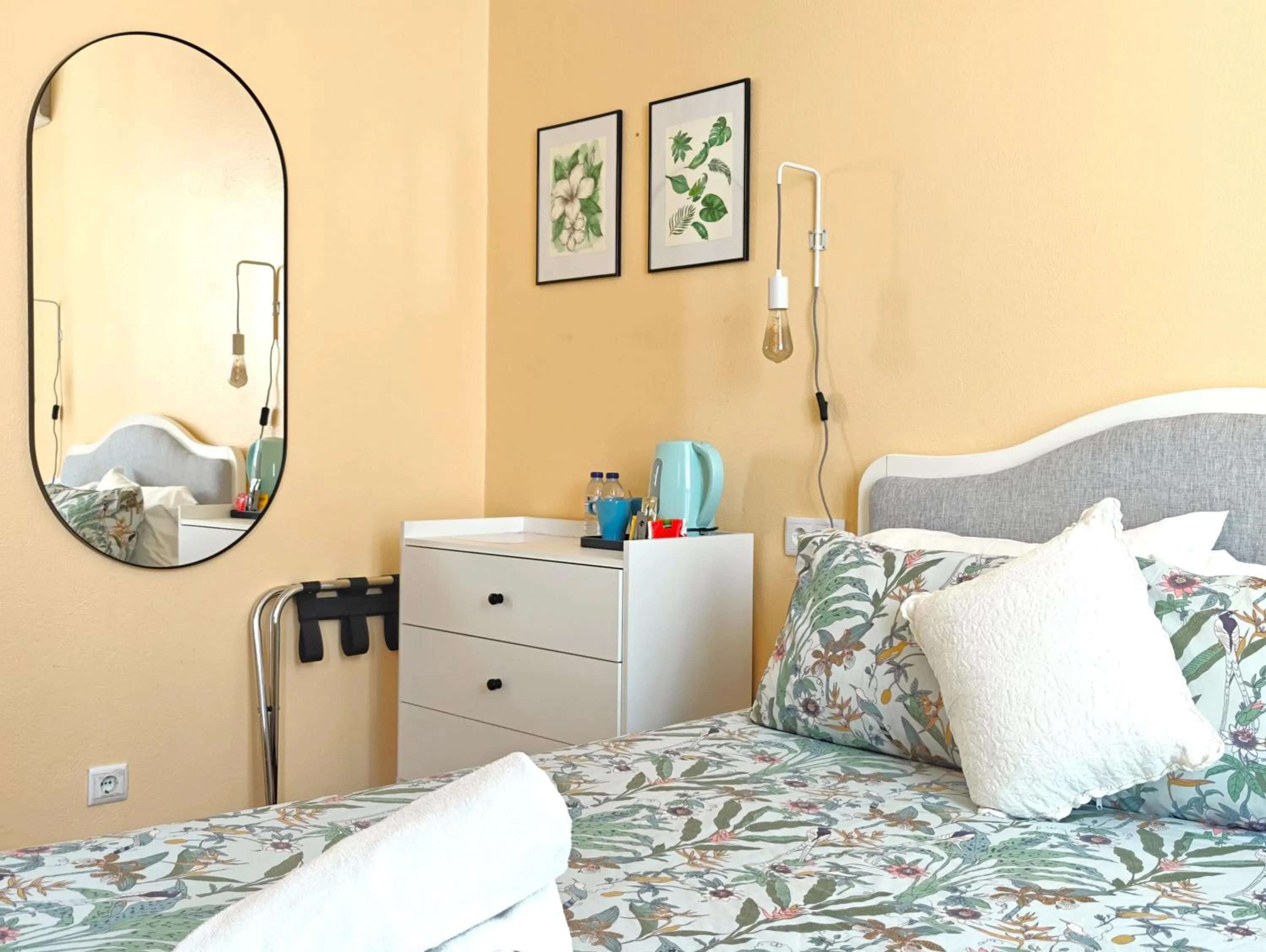 Bedroom, Bed in Sunlight House