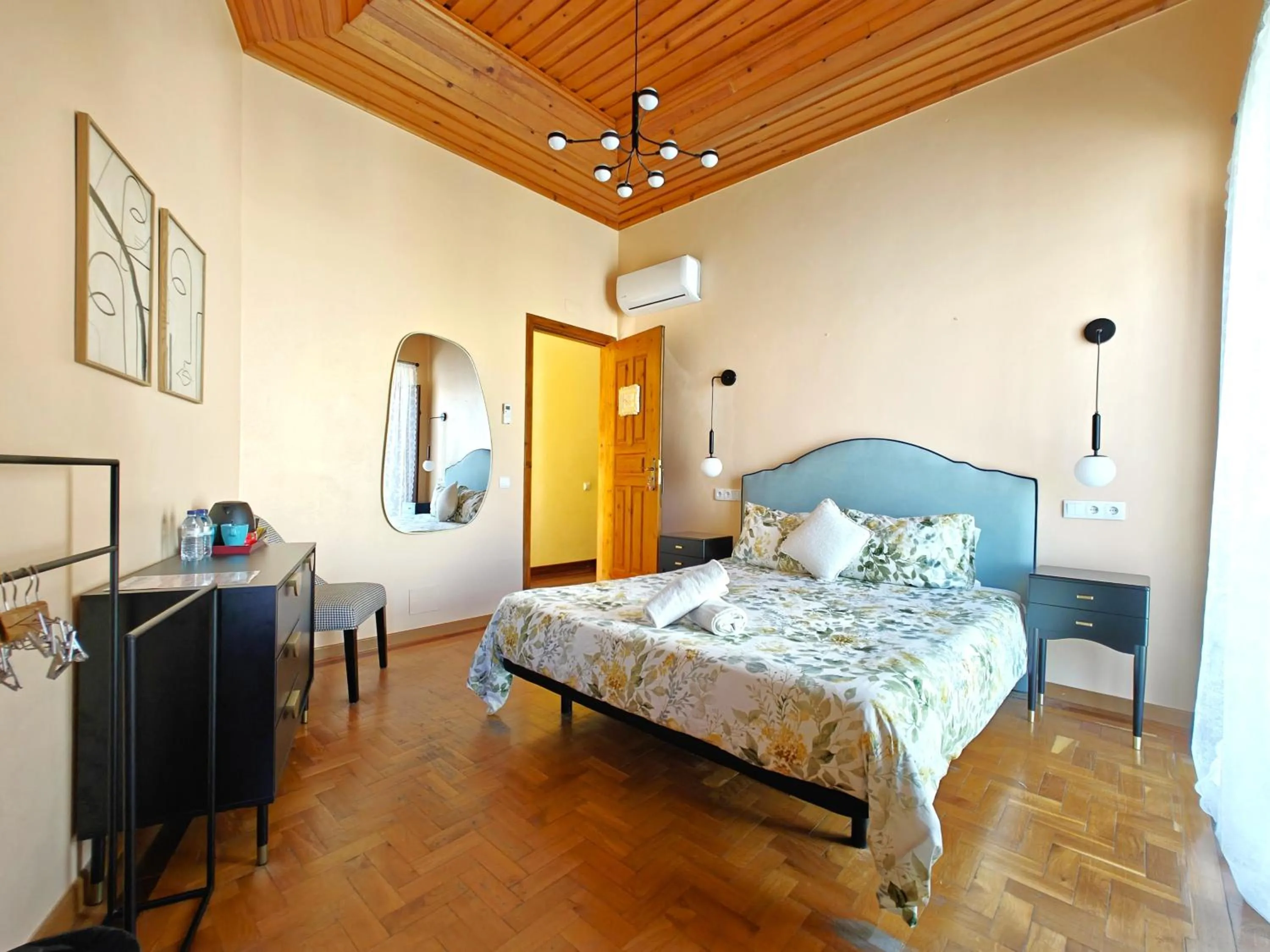 Bedroom, Bed in Sunlight House