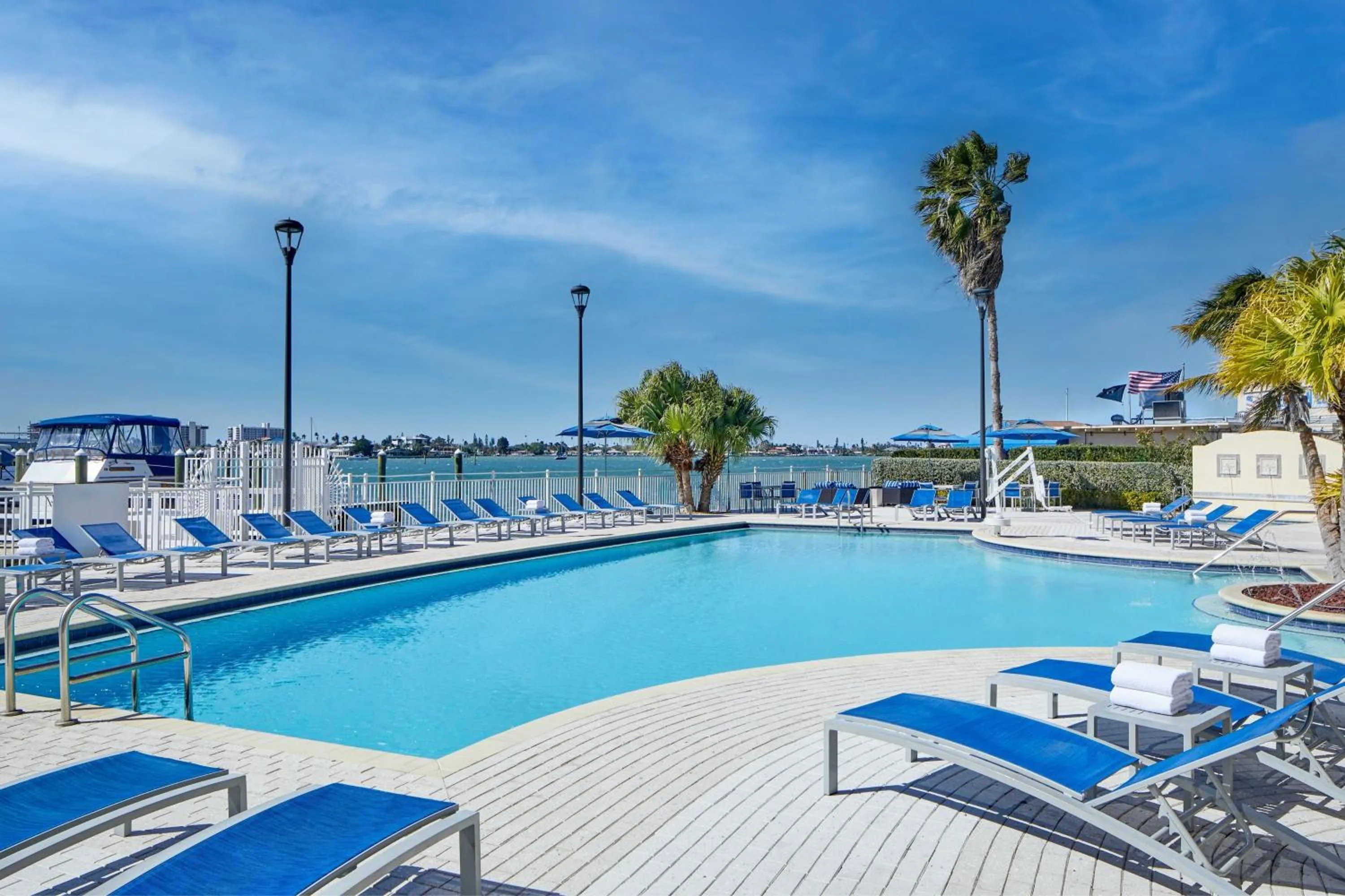 Swimming pool in Courtyard by Marriott St. Petersburg Clearwater/Madeira Beach